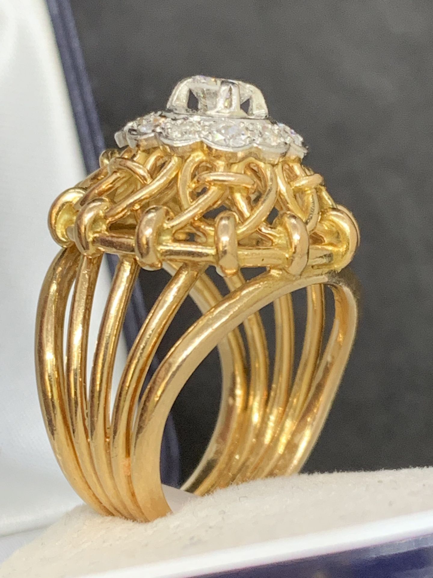 18 carat gold ring set with single stone diamond and cluster of diamonds weight approx 1.30 cts - Image 6 of 8