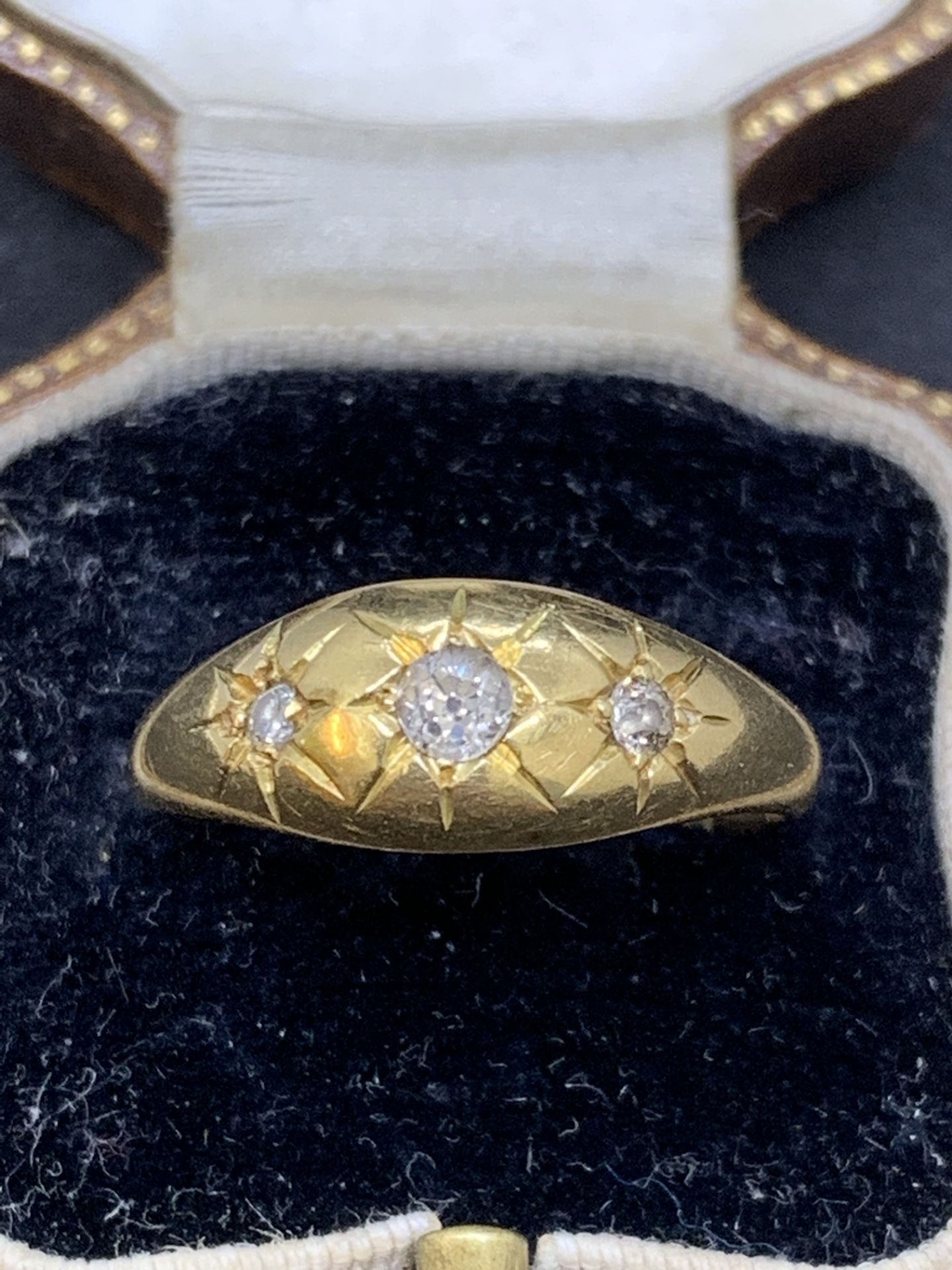 Vintage 18 carat gold ring set with three diamonds approximately 4.4 g