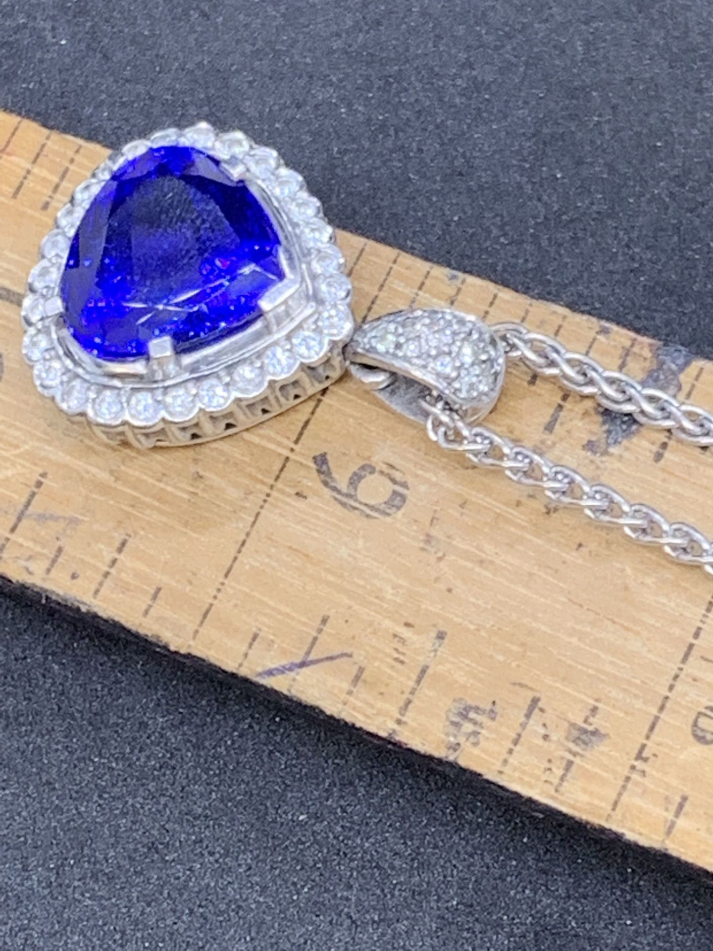 18 carat gold 7ct Tanzanite and one carat diamond heart pendant and chain Approximately 19.4 g - Image 10 of 10