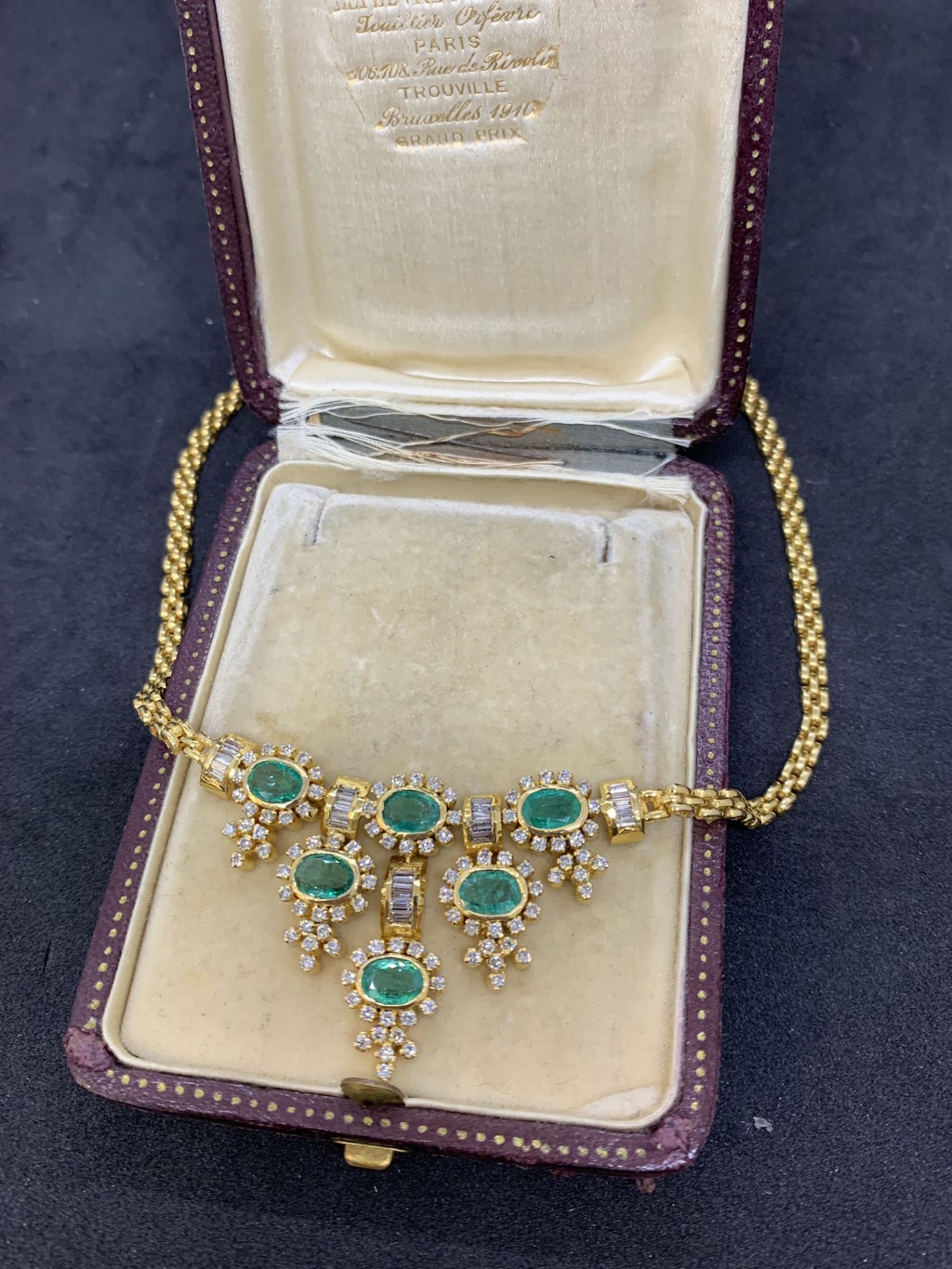 18 carat gold necklace set with emeralds and baguette diamonds weighs 32 g - Image 3 of 7