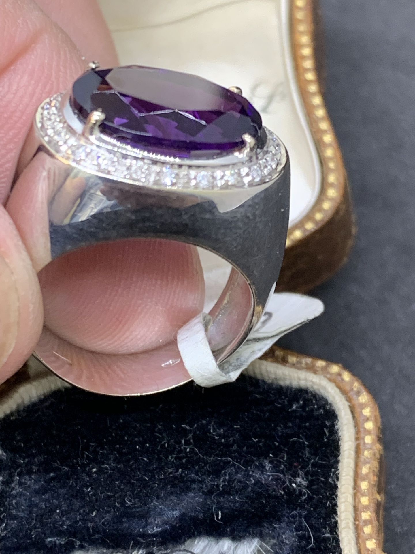 18 carat gold ring set with approximately 6 carat amethyst with diamonds approximately 9 g - Image 3 of 4