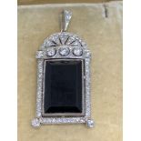 18 carat gold diamond and on onyx set pendant approximately 9.7 g approximately 4 cm x 1 3/4