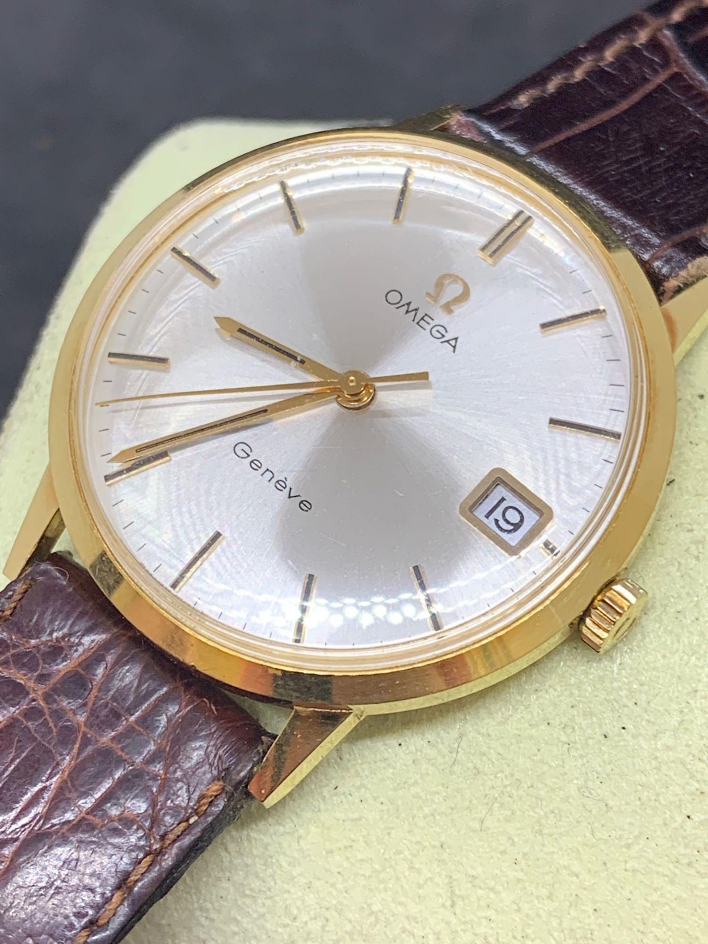 18ct Gold Omega Geneve 35 mm date watch - Image 2 of 4