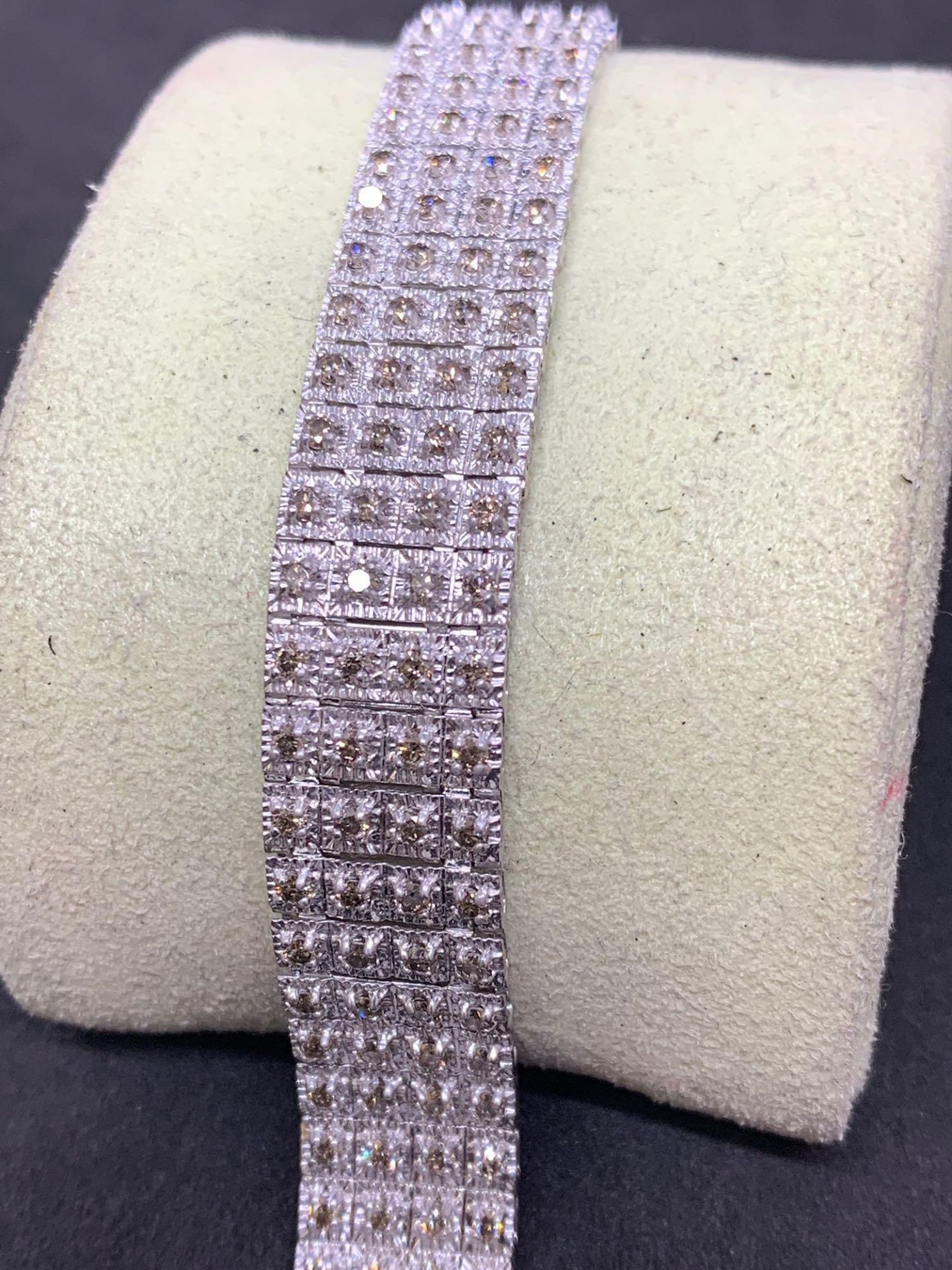 9 carat white gold diamond bracelet weighs 23 g - Image 2 of 5