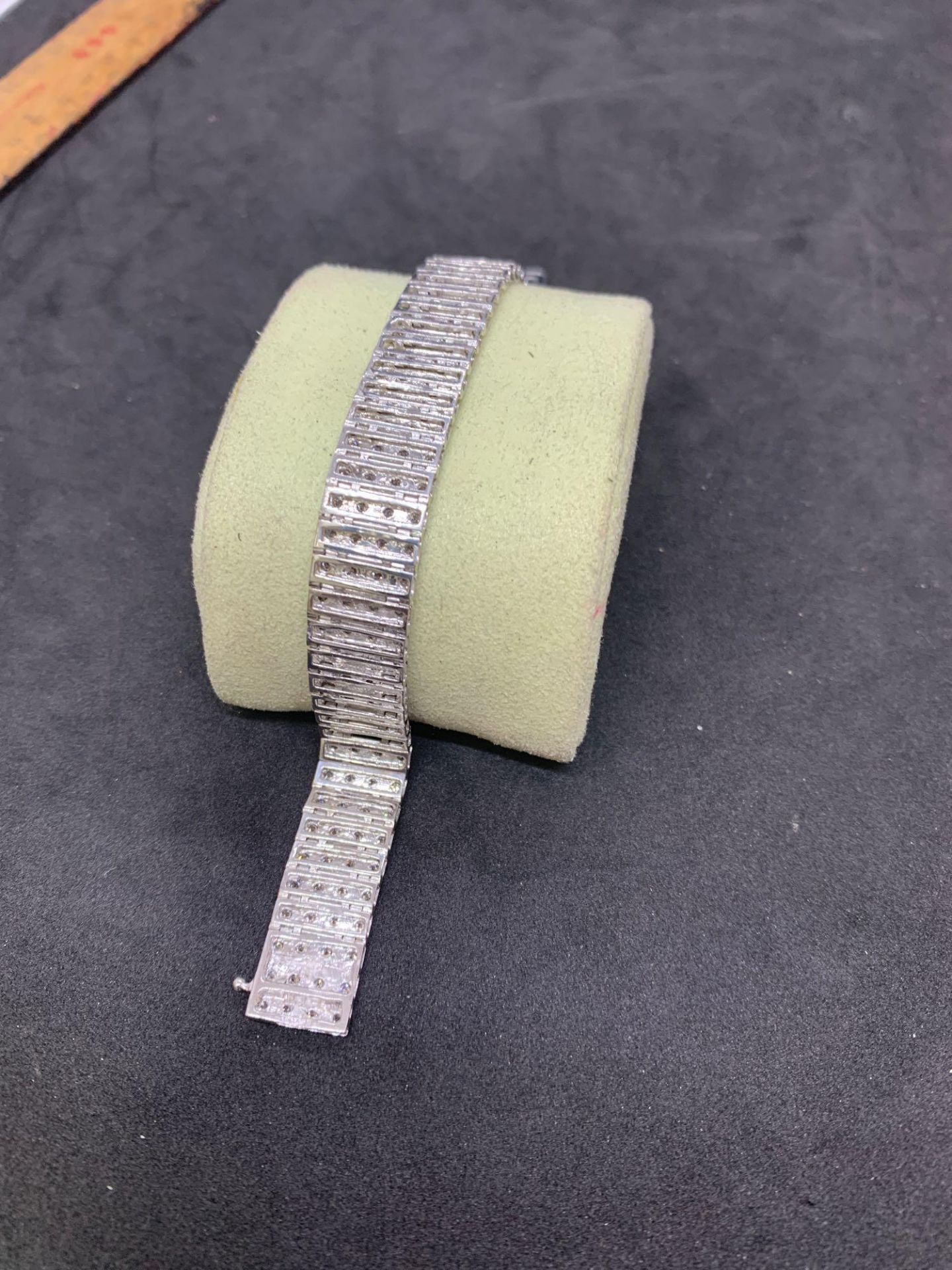 9 carat white gold diamond bracelet weighs 23 g - Image 4 of 5