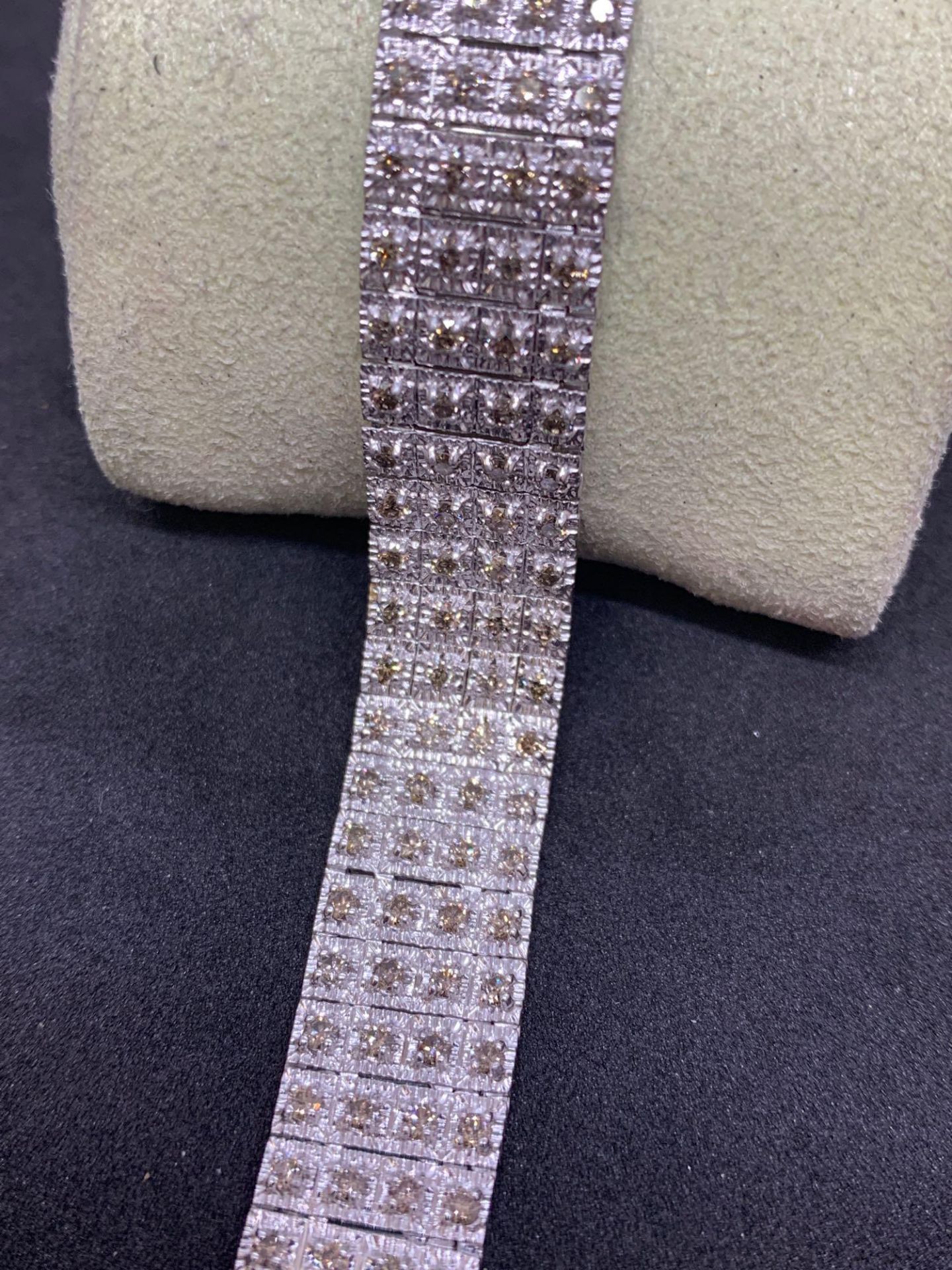 9 carat white gold diamond bracelet weighs 23 g - Image 3 of 5