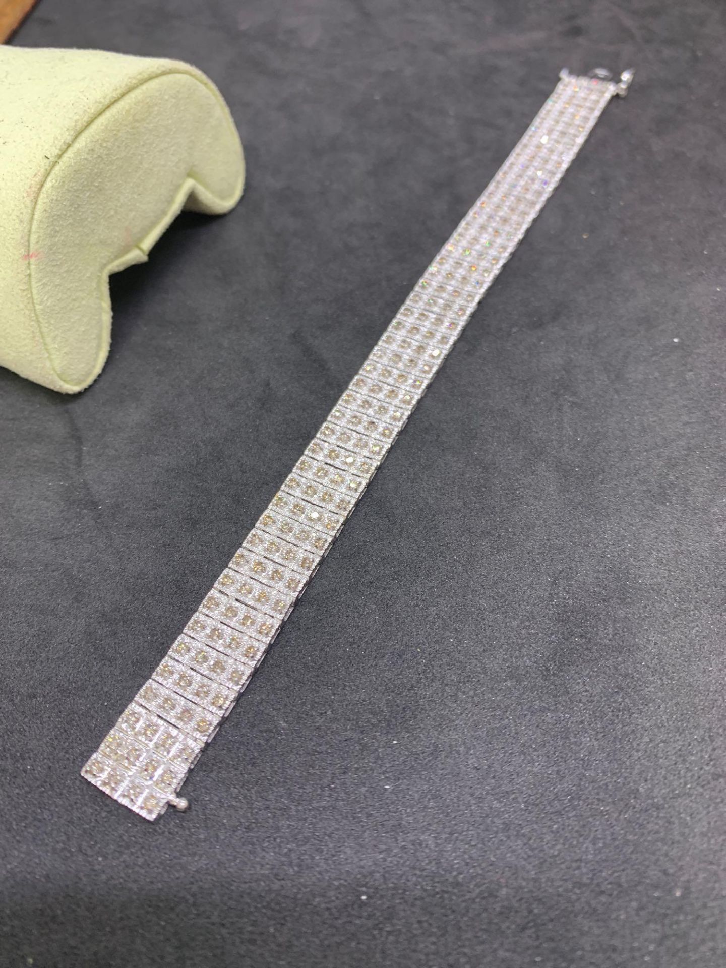 9 carat white gold diamond bracelet weighs 23 g