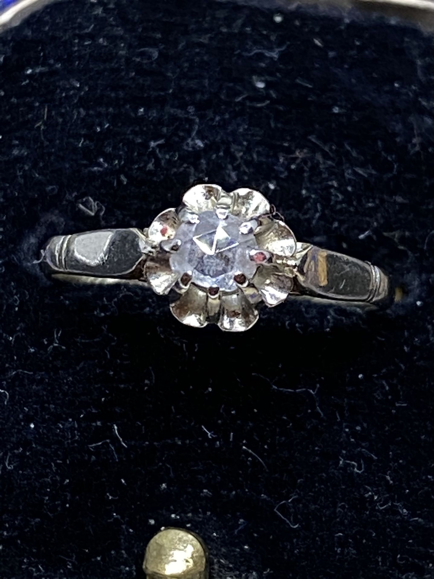 18ct Gold Diamond Set Ring - Image 4 of 5