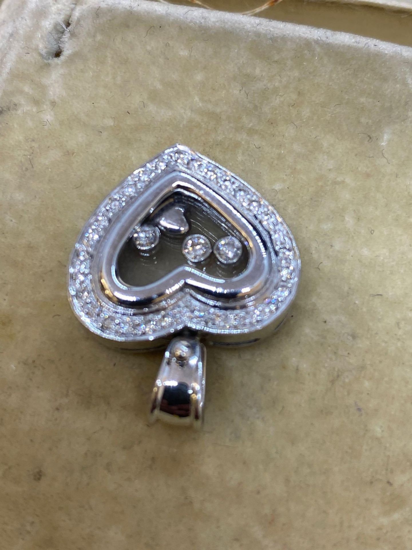 18ct While Gold Diamond set Heart Pendant - Image 6 of 7