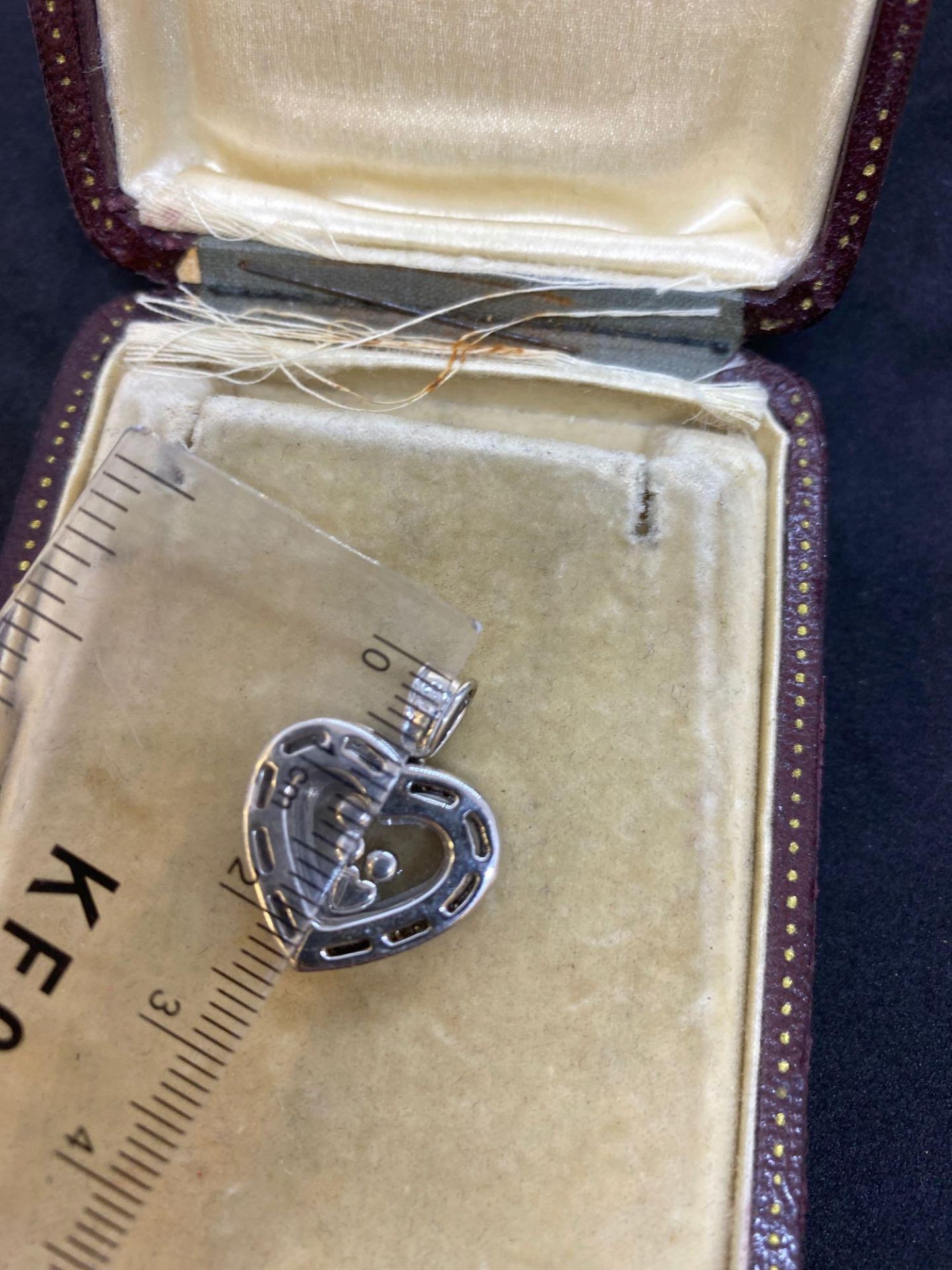 18ct While Gold Diamond set Heart Pendant - Image 5 of 7