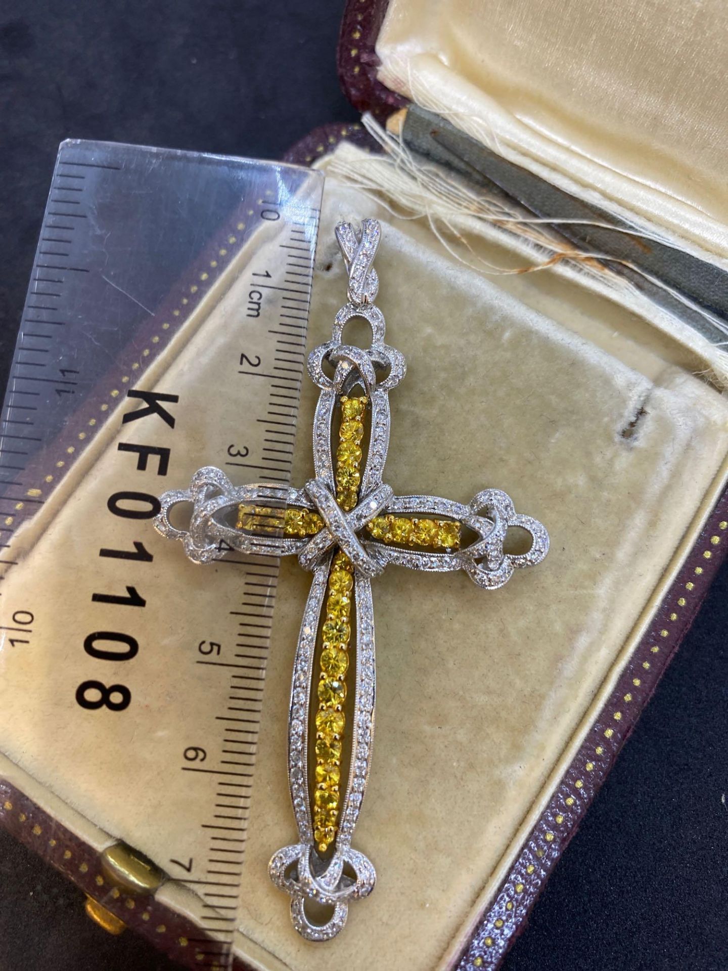 18ct White Gold Yellow Sapphire & Diamond Cross 1.27ct of Diamonds - 1.81ct Yellow Sapphires - Image 3 of 5