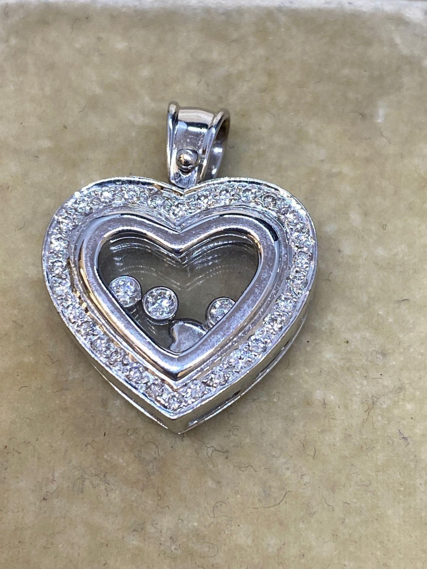 18ct While Gold Diamond set Heart Pendant - Image 4 of 7