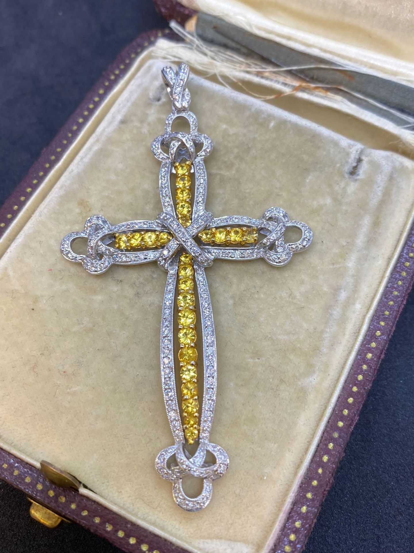 18ct White Gold Yellow Sapphire & Diamond Cross 1.27ct of Diamonds - 1.81ct Yellow Sapphires - Image 2 of 5