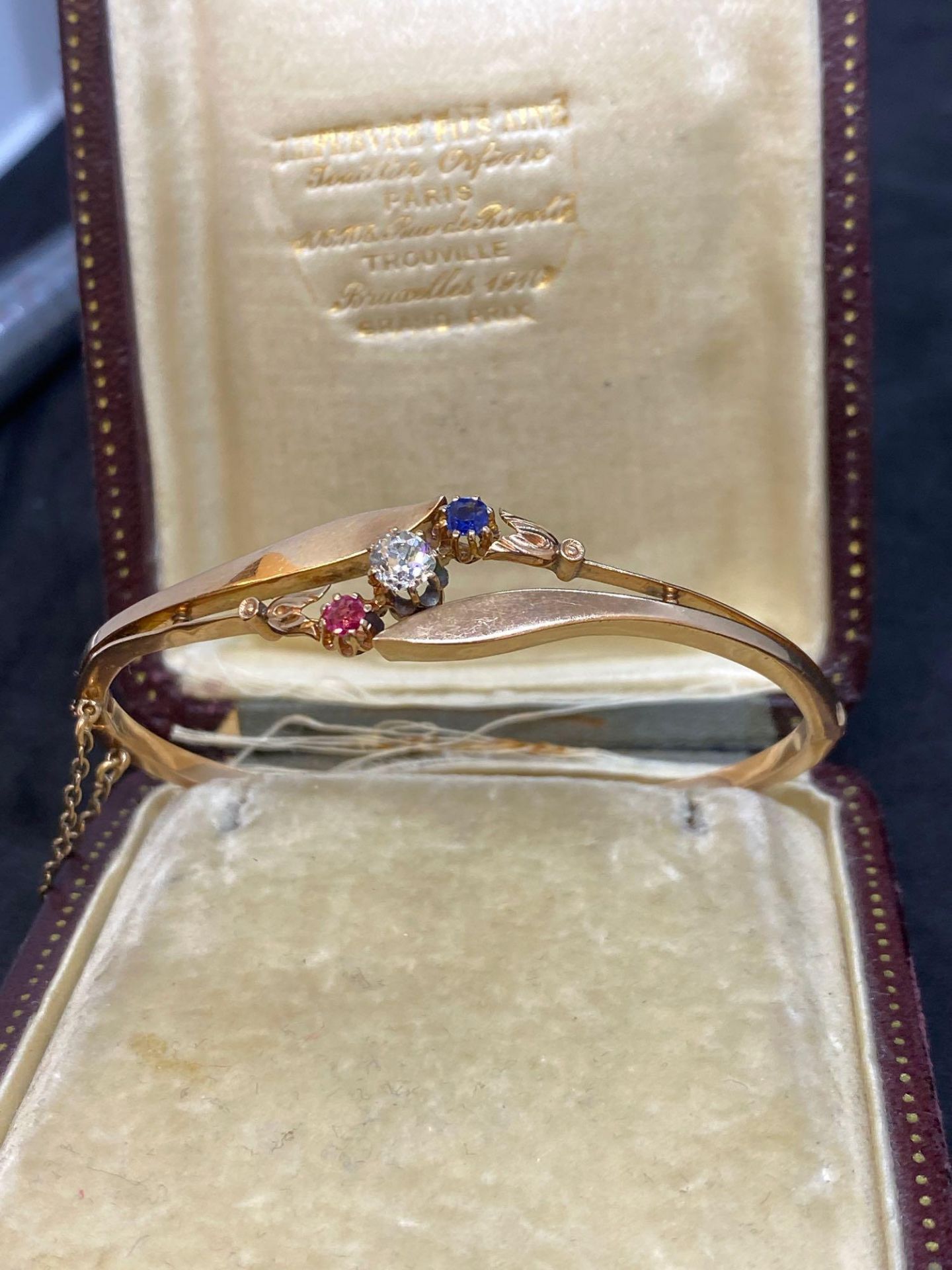 Antique Rose Gold Hinged Bangle Set with Sapphire, Diamond and Ruby - 7.3 Grams - Image 2 of 4