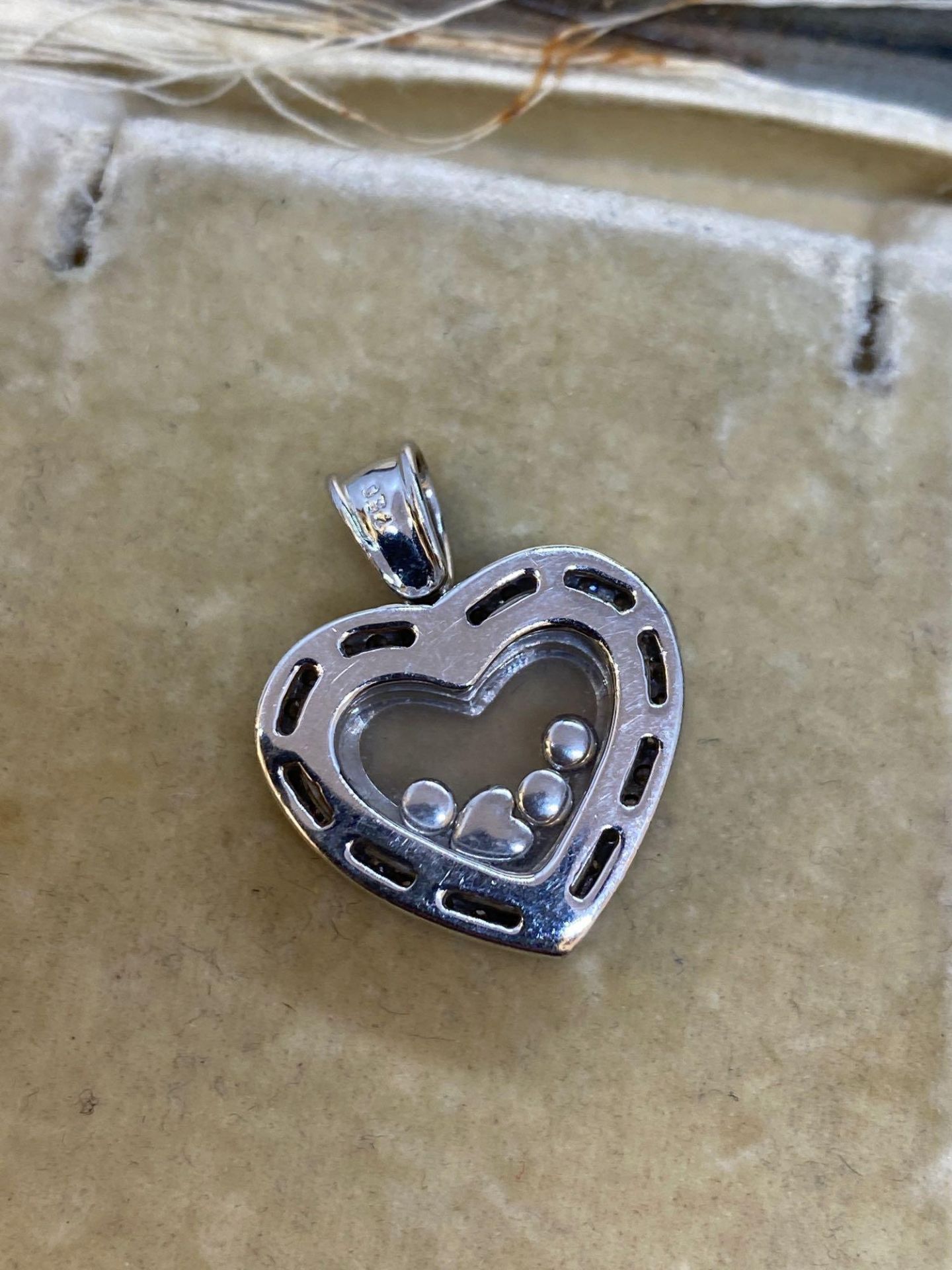 18ct While Gold Diamond set Heart Pendant - Image 7 of 7