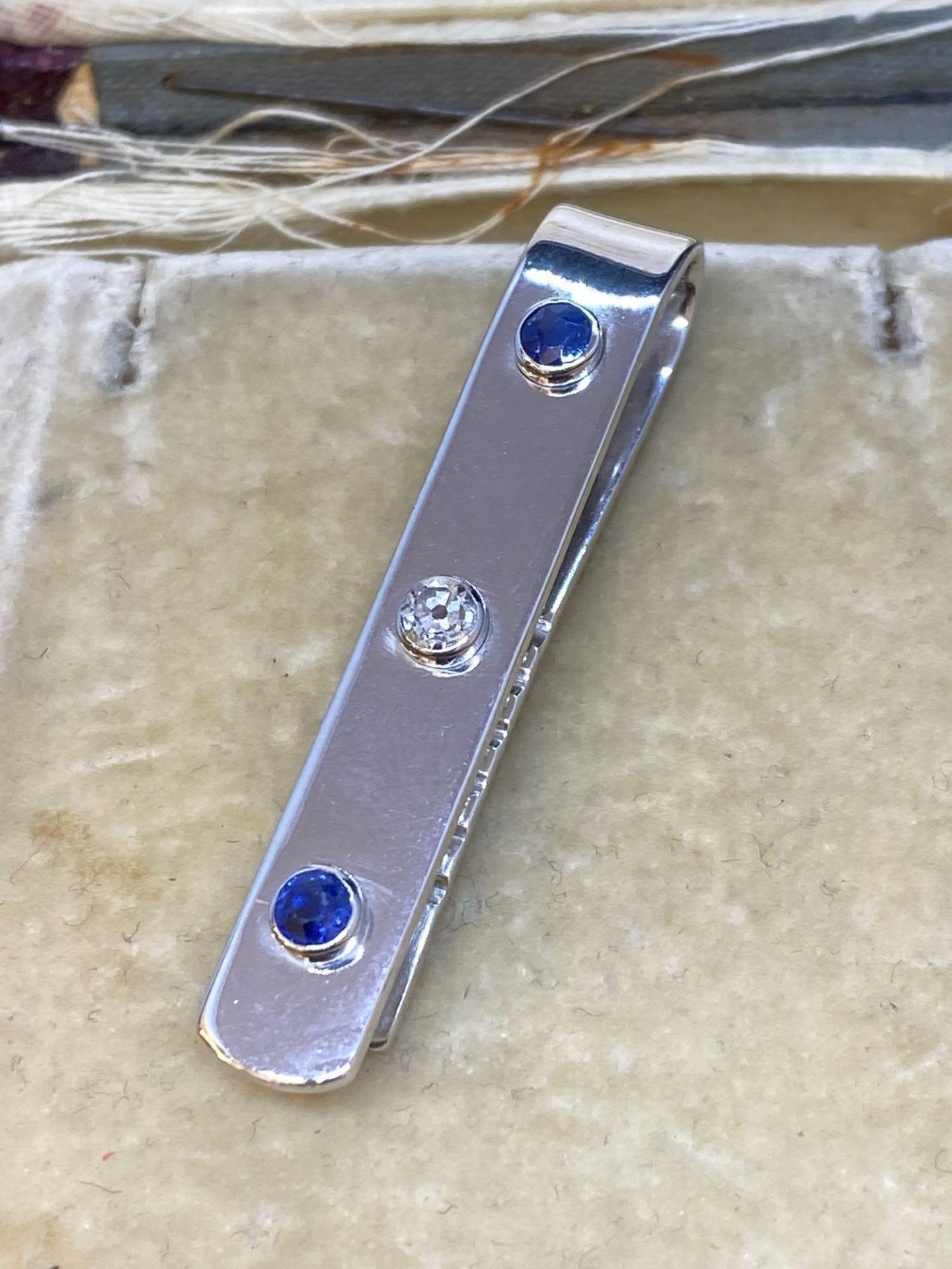 9ct White Gold Diamond & Sapphire Tie Clip - Beautiful !! - Image 2 of 5