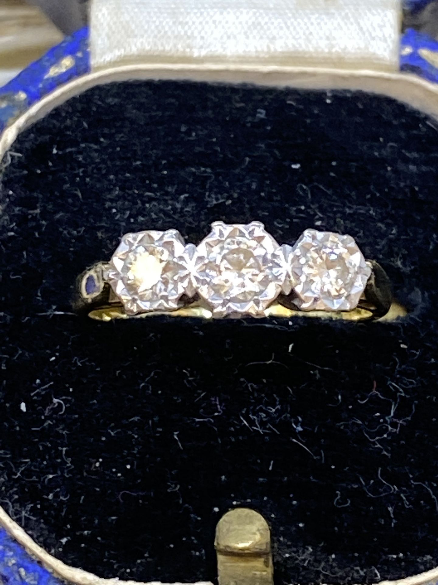 ANTIQUE 18ct GOLD 3 STONE DIAMOND RING - Image 2 of 5