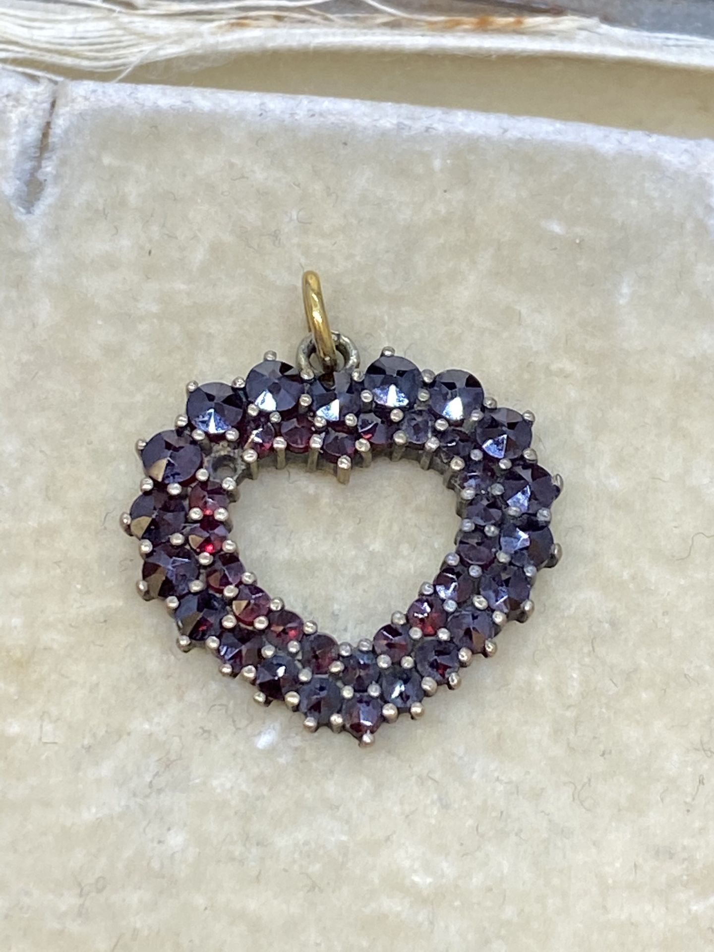 VINTAGE YELLOW METAL HEART SHAPED GARNET PENDANT