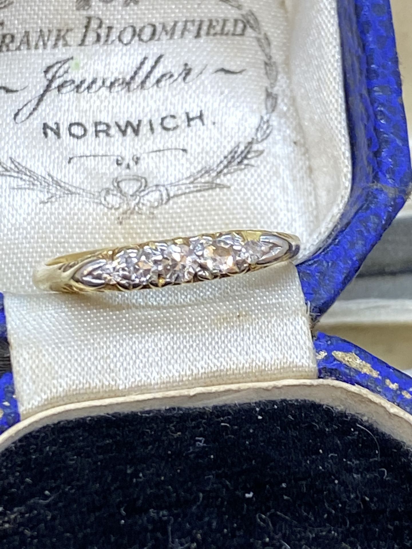 ANTIQUE 18ct GOLD 5 STONE DIAMOND RING