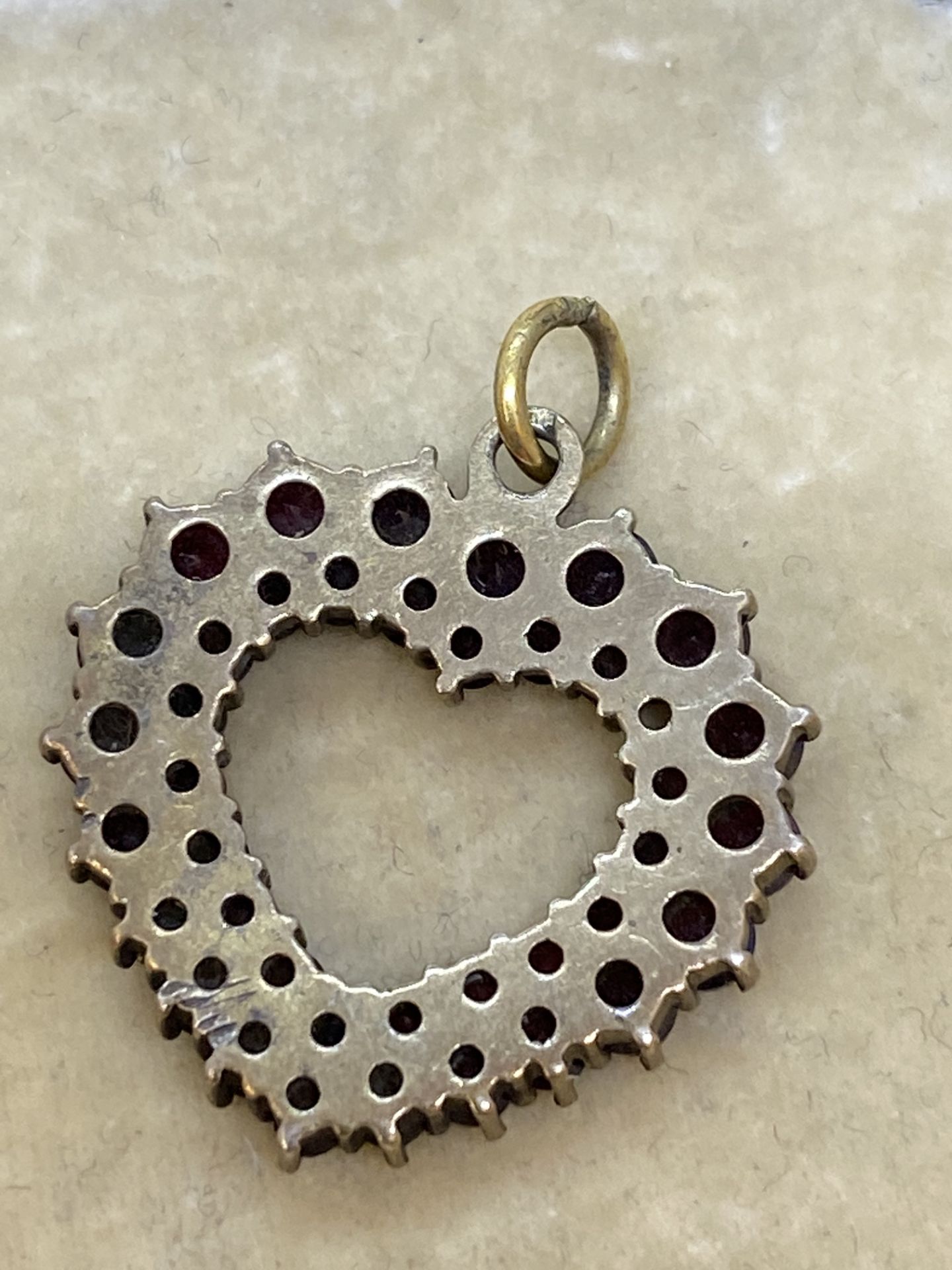 VINTAGE YELLOW METAL HEART SHAPED GARNET PENDANT - Image 2 of 2