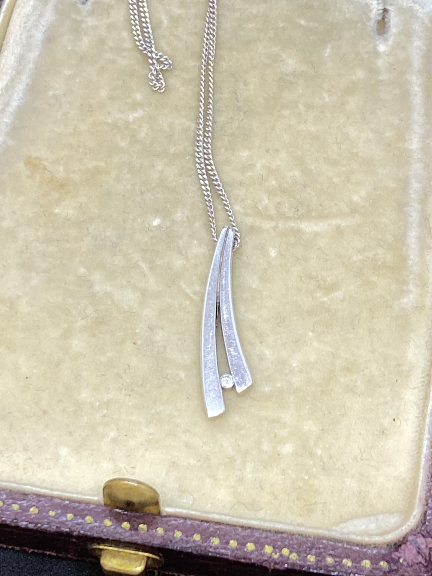 SILVER & DIAMOND SET NECKLACE