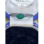 18ct GOLD 0.80ct EMERALD SET RING