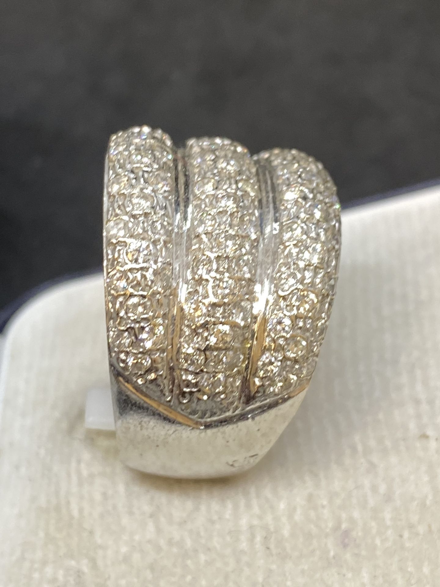 GENTS HEAVY MILLENIUM 2000 HALLMARK 2.50ct DIAMOND SET RING 18ct WHITE GOLD - 22 GRAMS - Image 2 of 6