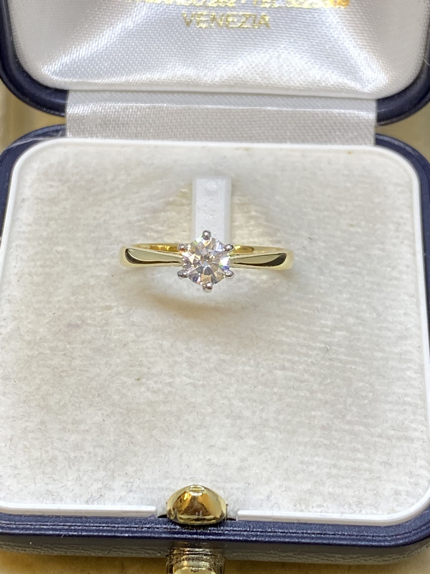 18ct GOLD 0.45ct G/VS DIAMOND SOLITAIRE RING - Image 2 of 5