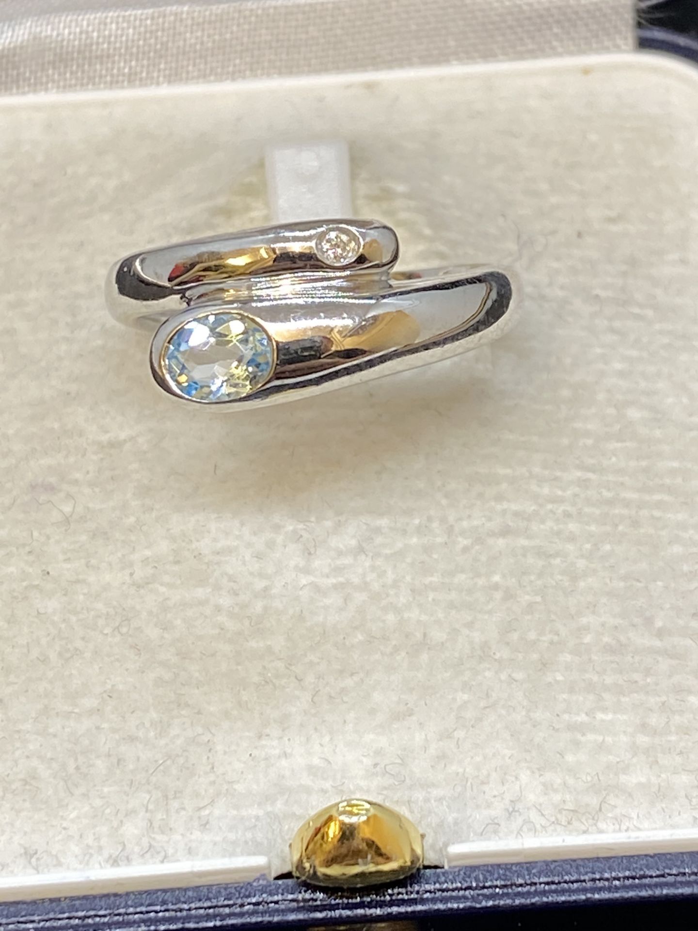 18ct GOLD BLUE TOPAZ & DIAMOND SET RING - 4 GRAMS - Image 2 of 4