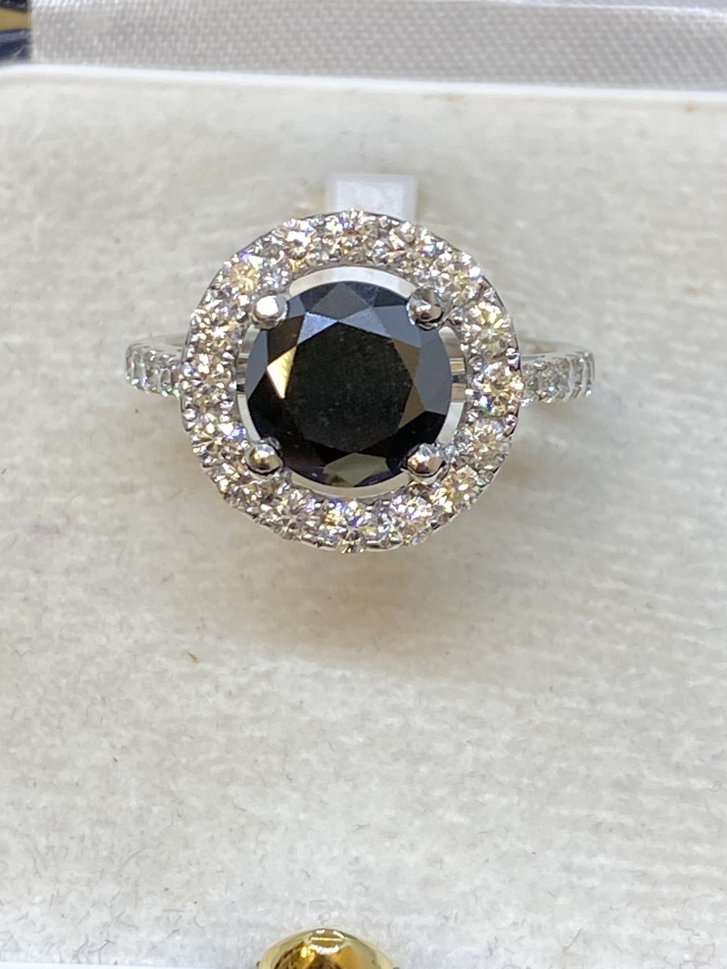 18ct GOLD 2.15ct BLACK DIAMOND SOLITAIRE WITH 0.90ct WHITE DIAMONDS - 8 GRAMS