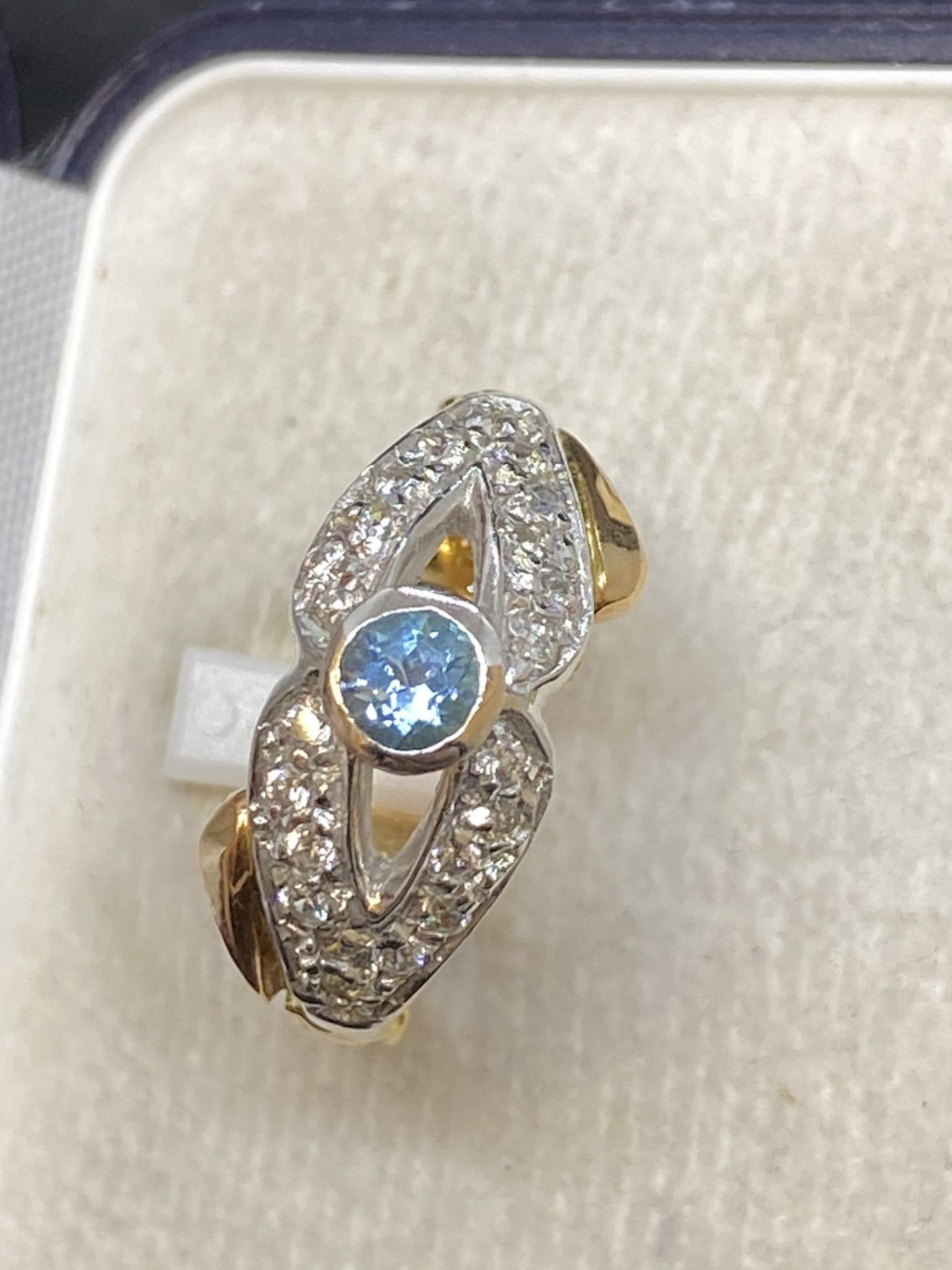 18ct GOLD BLUE TOPAZ & DIAMOND SET RING - 8 GRAMS - Image 2 of 4