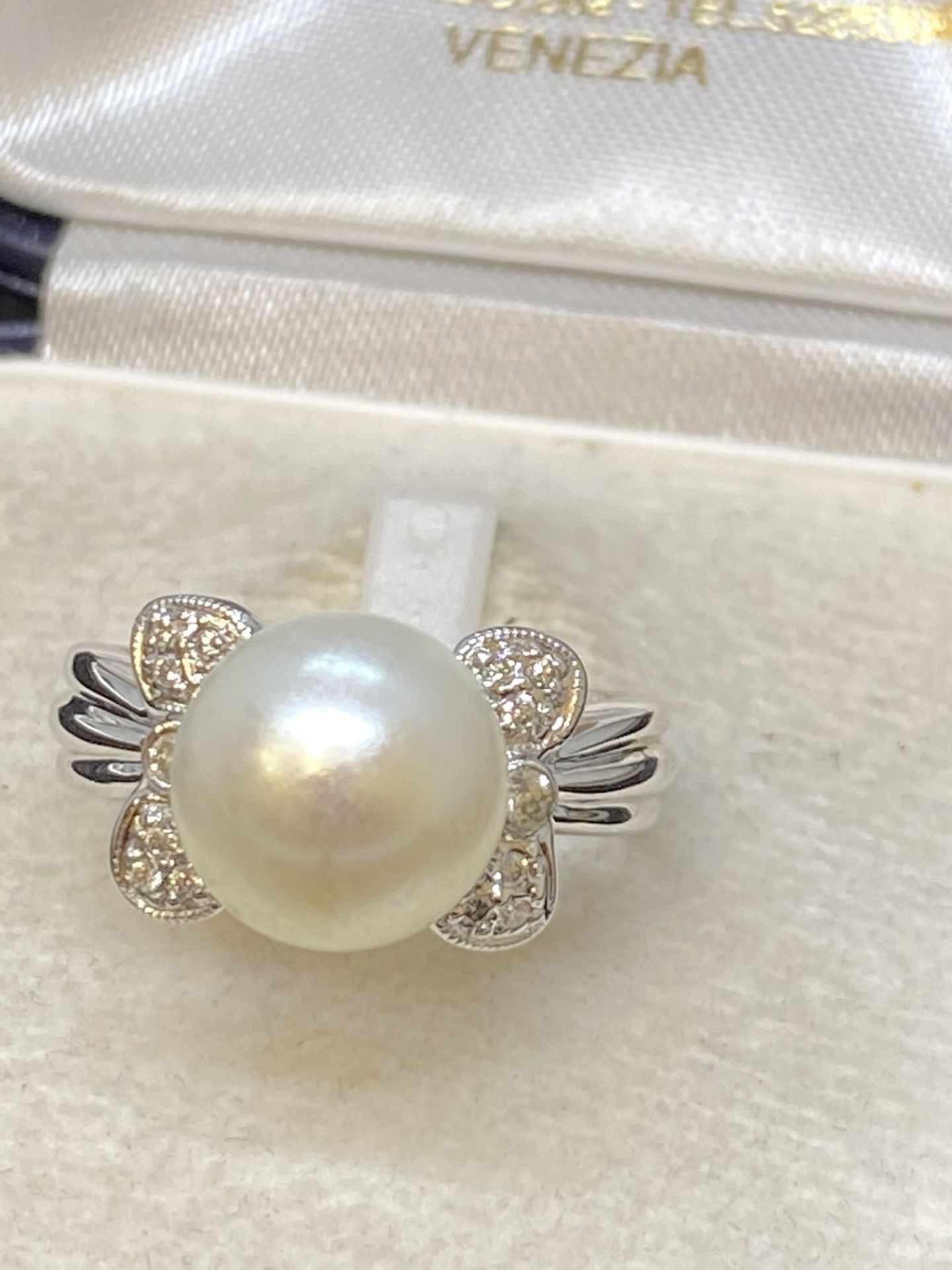 18ct GOLD PEARL & DIAMOND SET RING - 7 GRAMS - Image 2 of 4