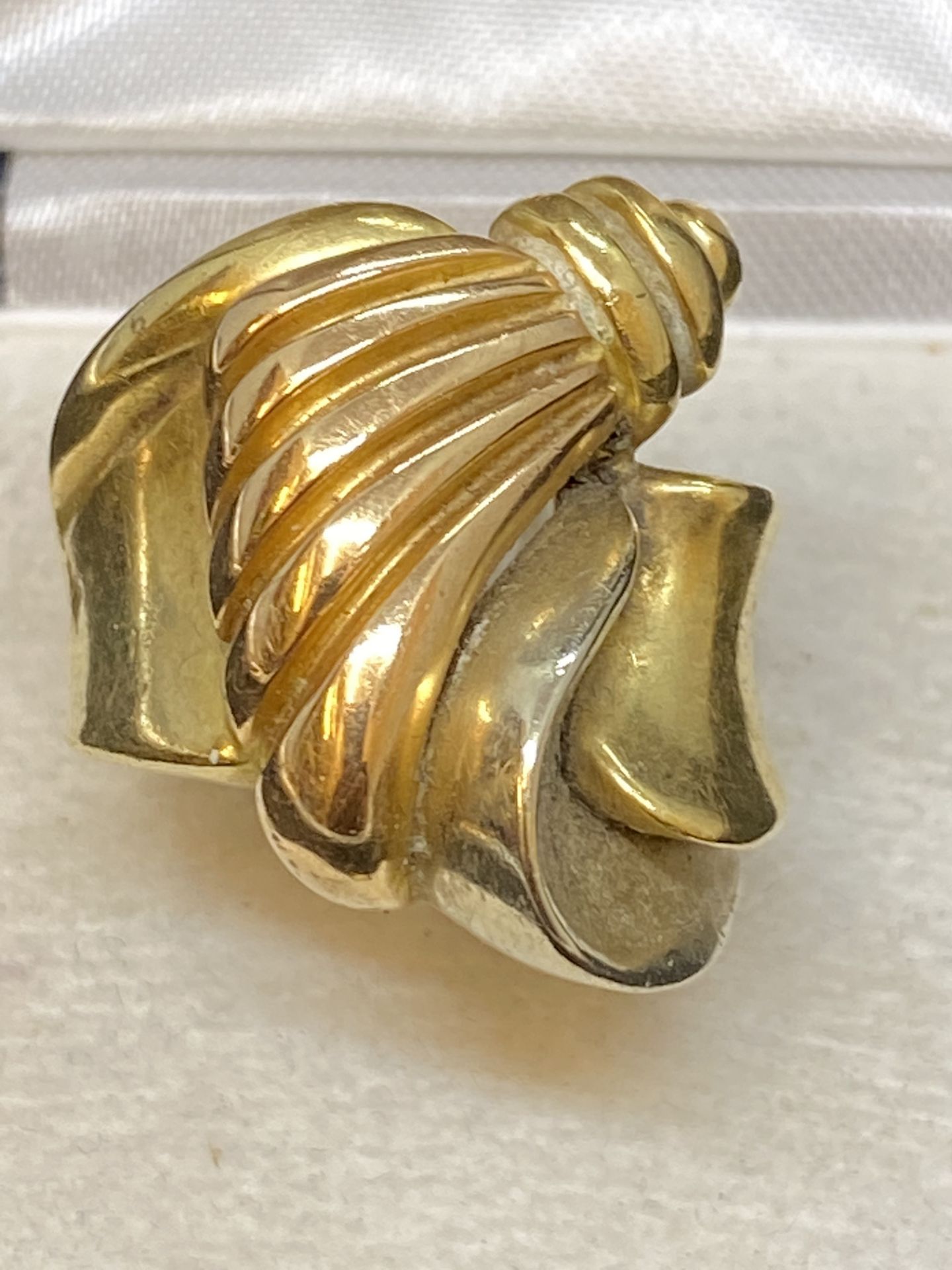 18ct HEAVY SHAPED GOLD RING - 14 GRAMS