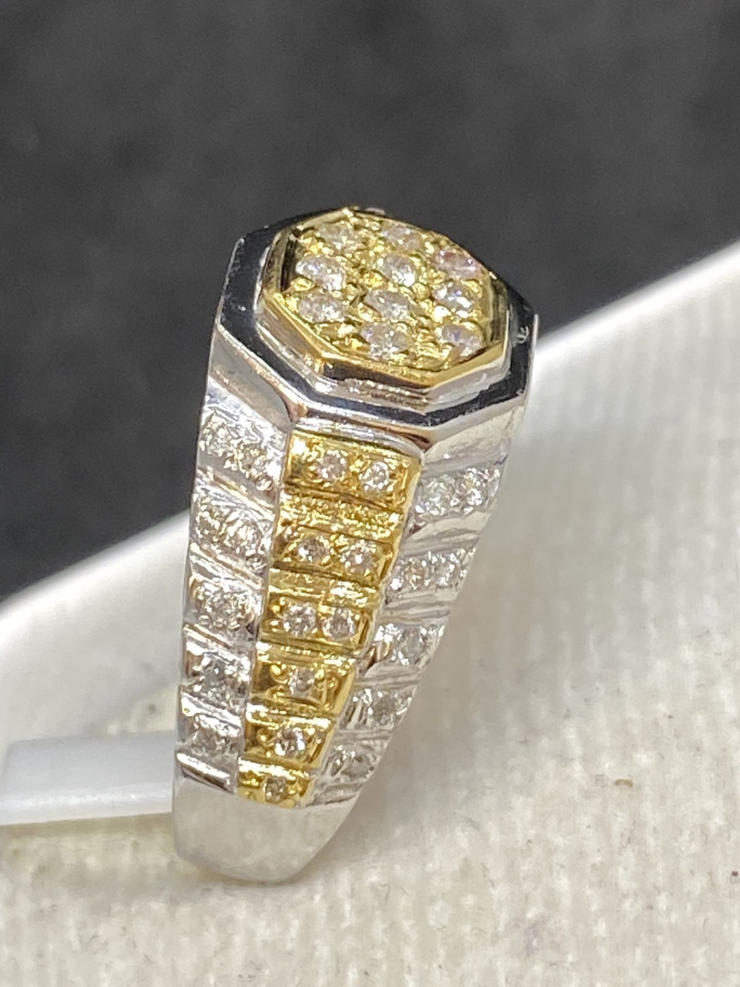 18ct GOLD 0.50ct DIAMOND SET RING - 6 GRAMS