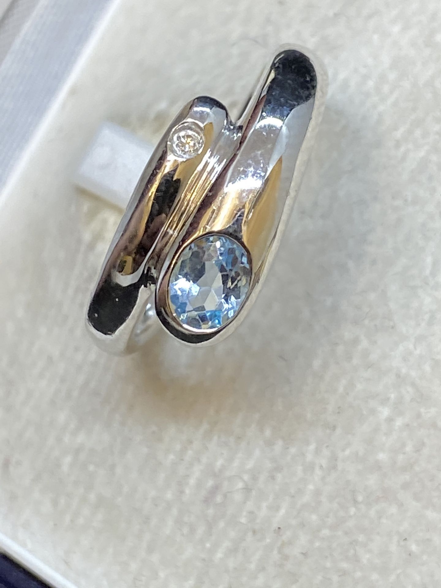 18ct GOLD BLUE TOPAZ & DIAMOND SET RING - 4 GRAMS