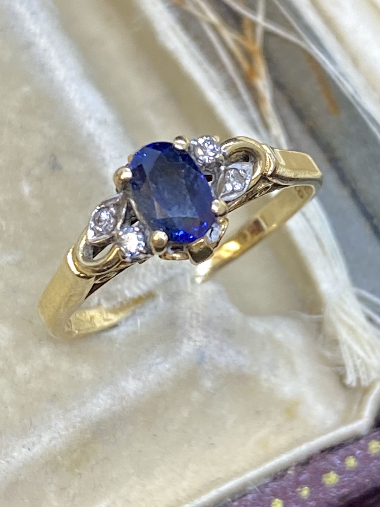 18ct GOLD 0.88ct SAPPHIRE & DIAMOND RING