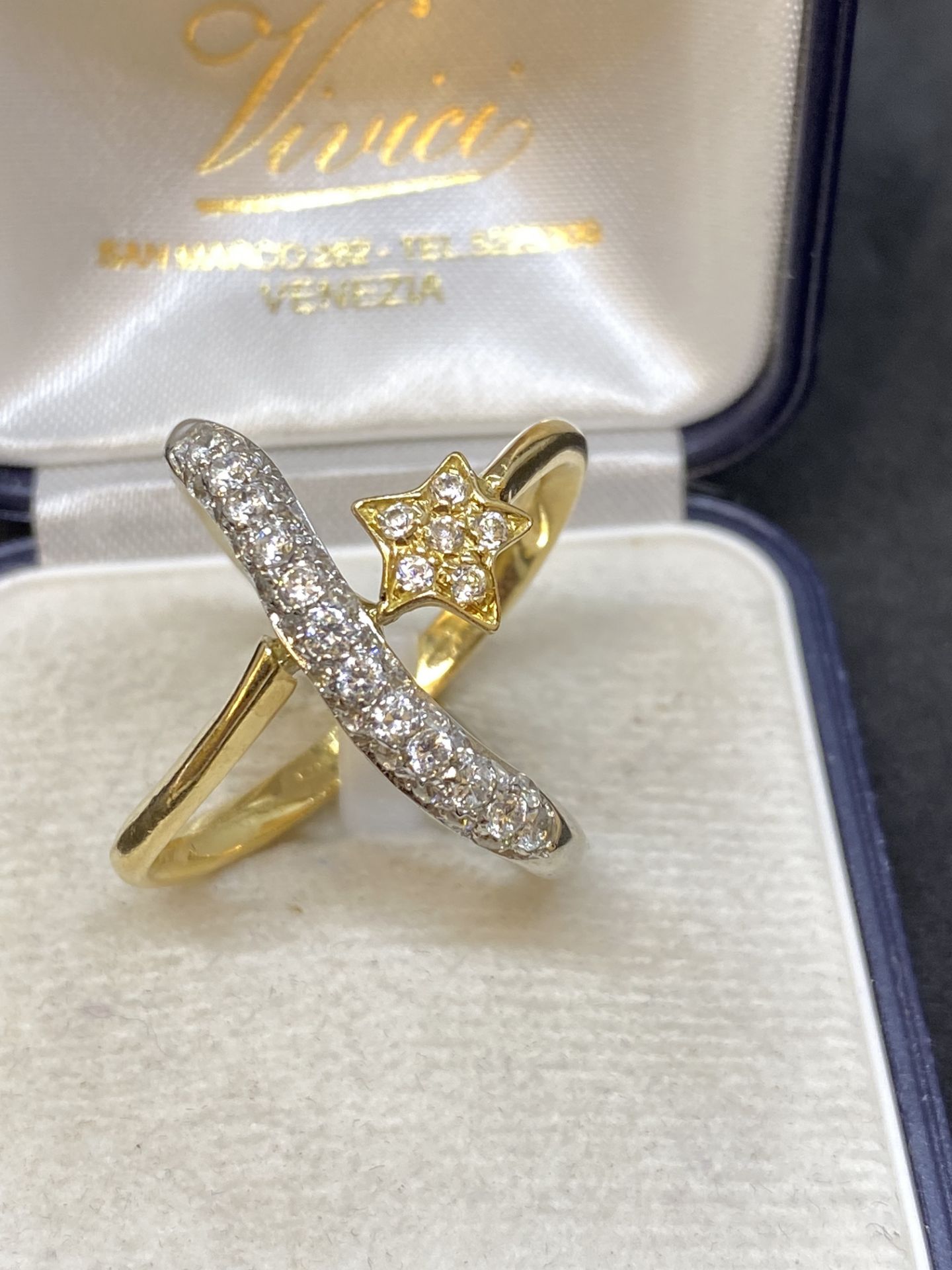 18ct GOLD CROSSOVER MODERN 1.50ct G/VS/SI DIAMOND RING - 14.3 GRAMS - Image 2 of 4