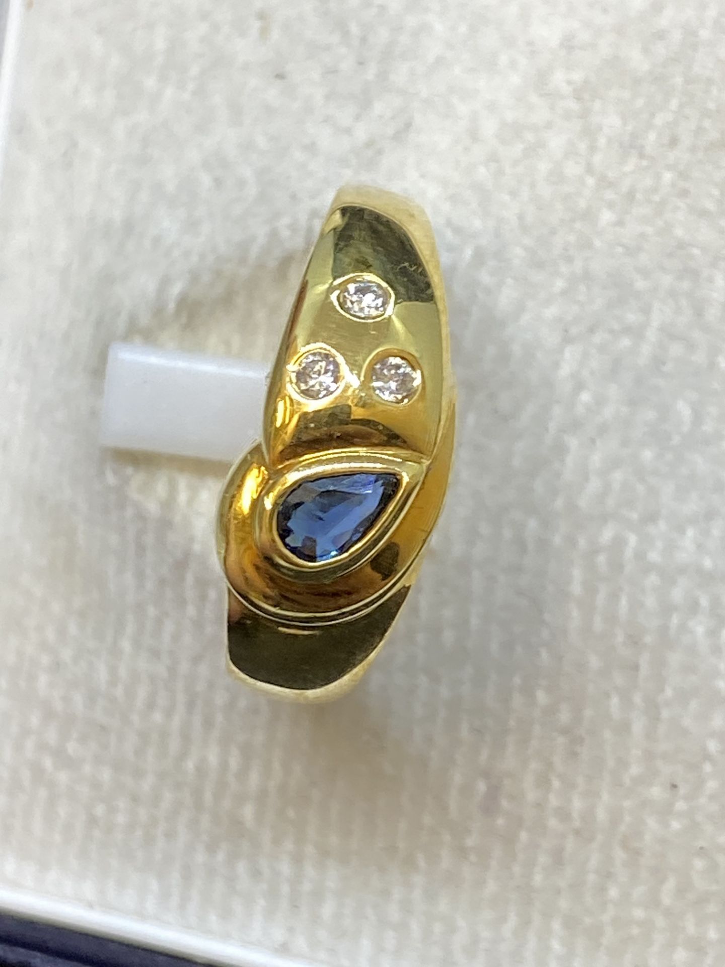 18ct GOLD SAPPHIRE & DIAMOND SET RING - 5.5 GRAMS - Image 2 of 3