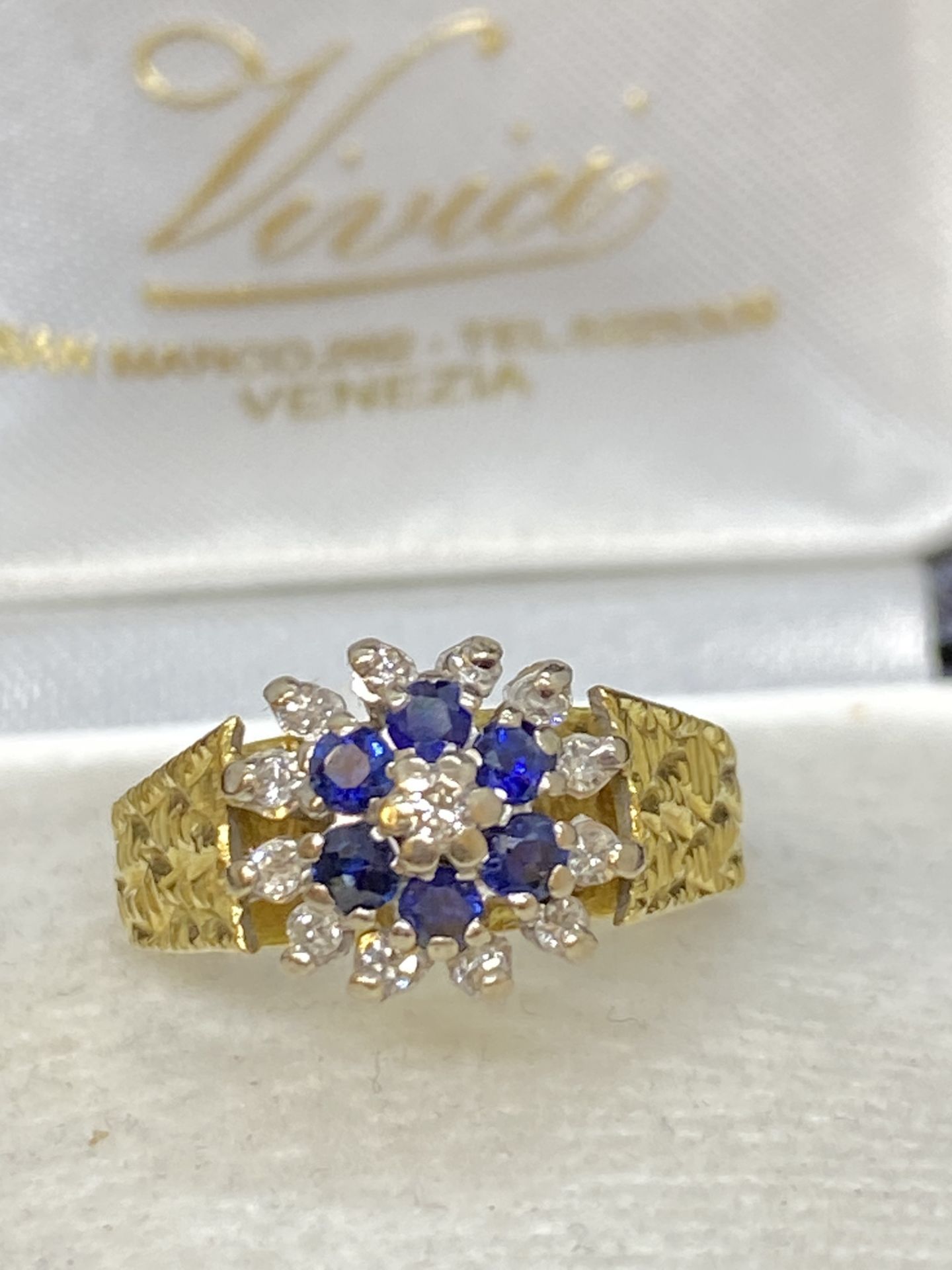 18ct GOLD SAPPHIRE & DIAMOND SET RING - 4.5 GRAMS