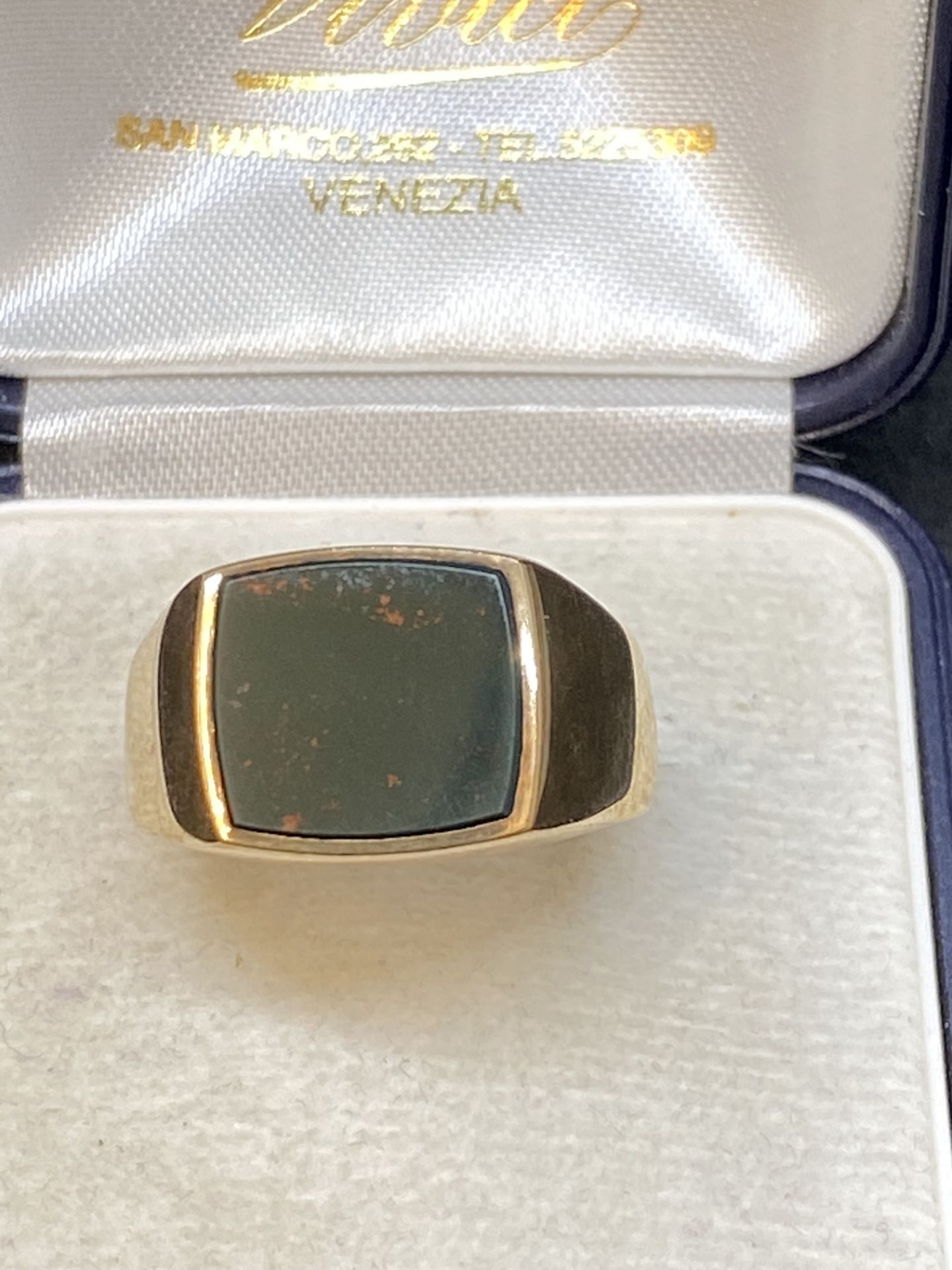 9ct GOLD GENTS SIGNET RING - 7 GRAMS - Image 2 of 4