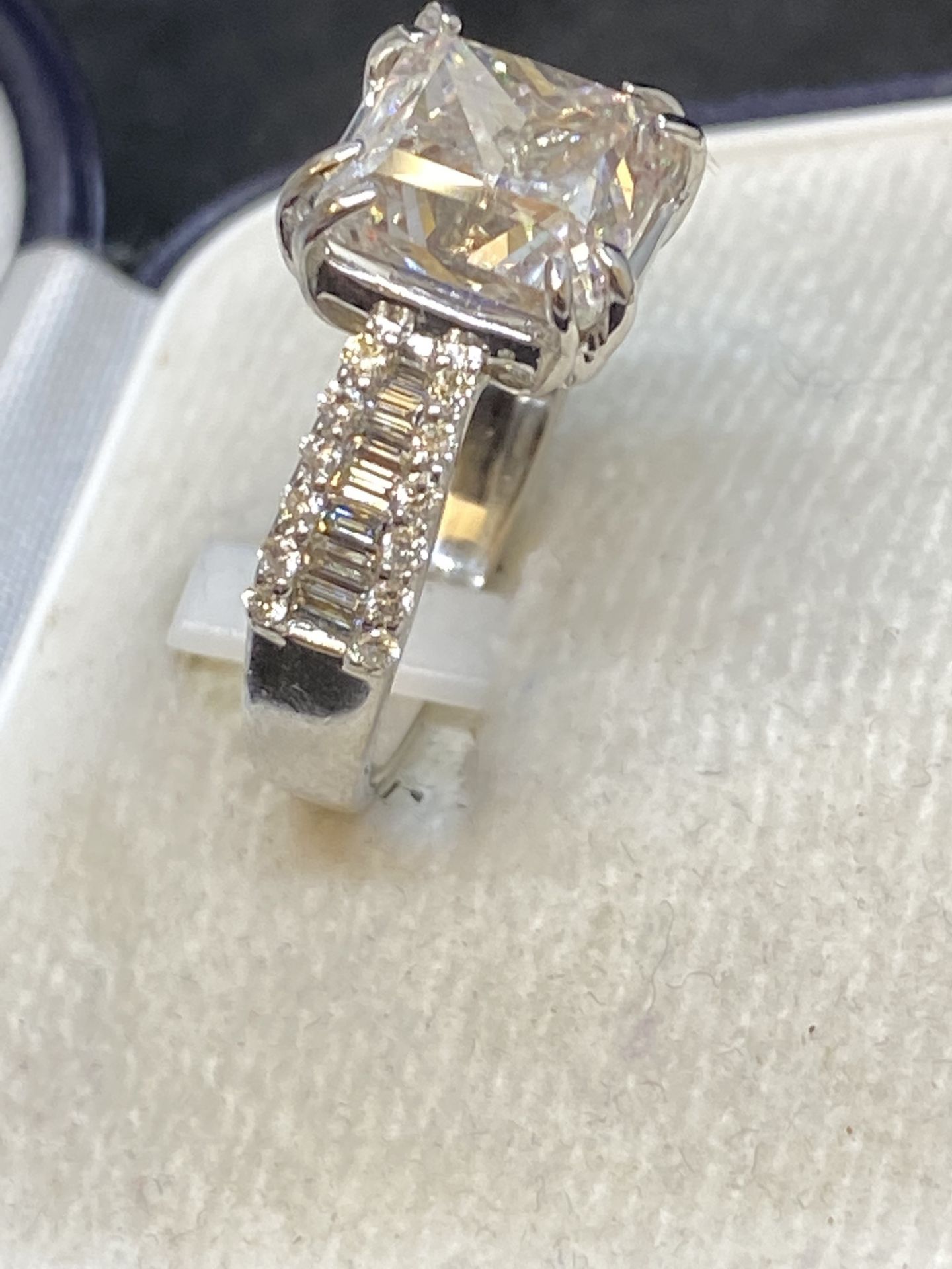 18ct WHITE GOLD APPROX 3.20ct TDW DIAMOND SET RING - 7 GRAMS - Image 5 of 12