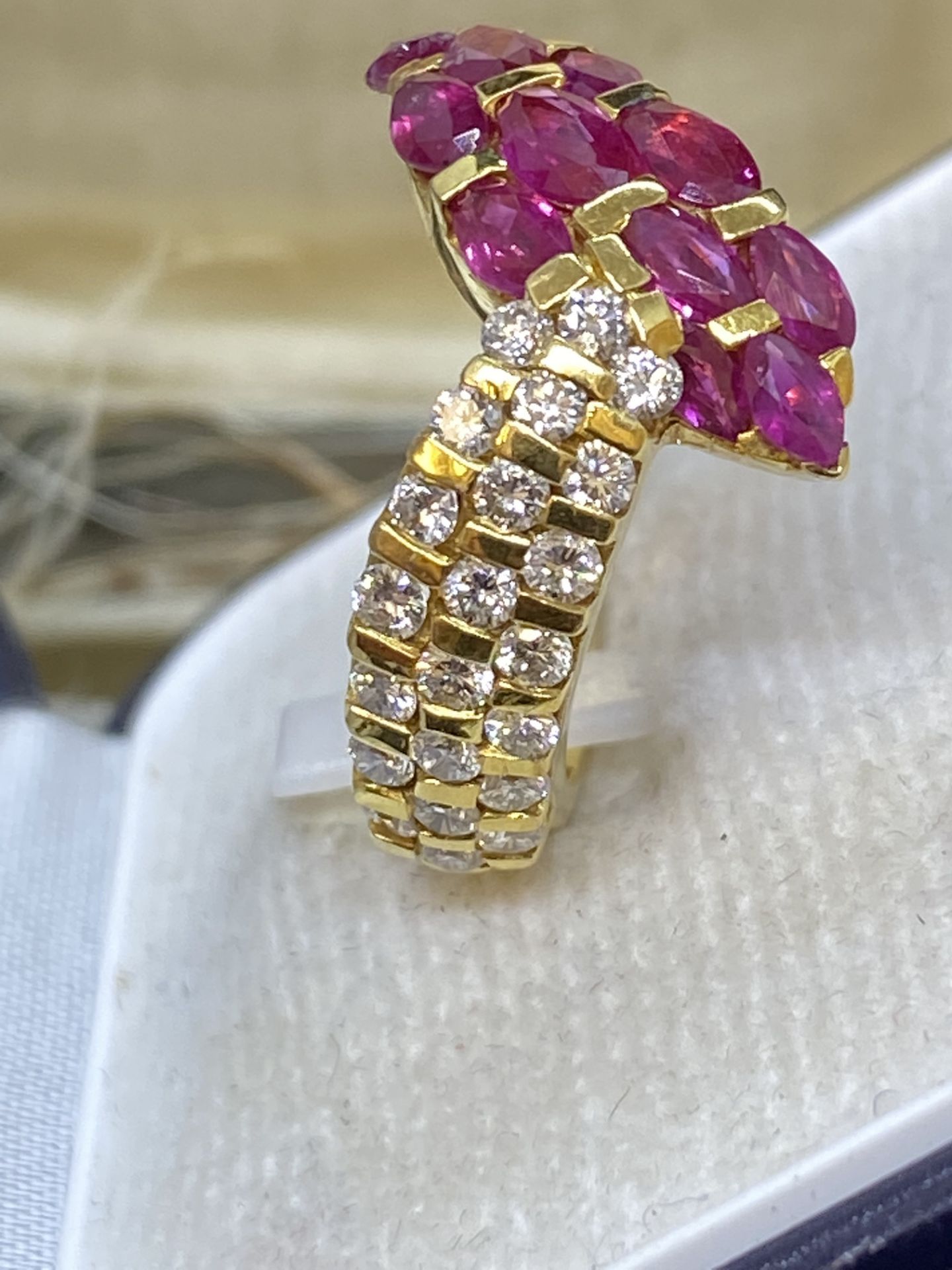 18ct GOLD 1.80ct RUBY & 0.90ct DIAMOND RING - 6.3 GRAMS - Image 3 of 5