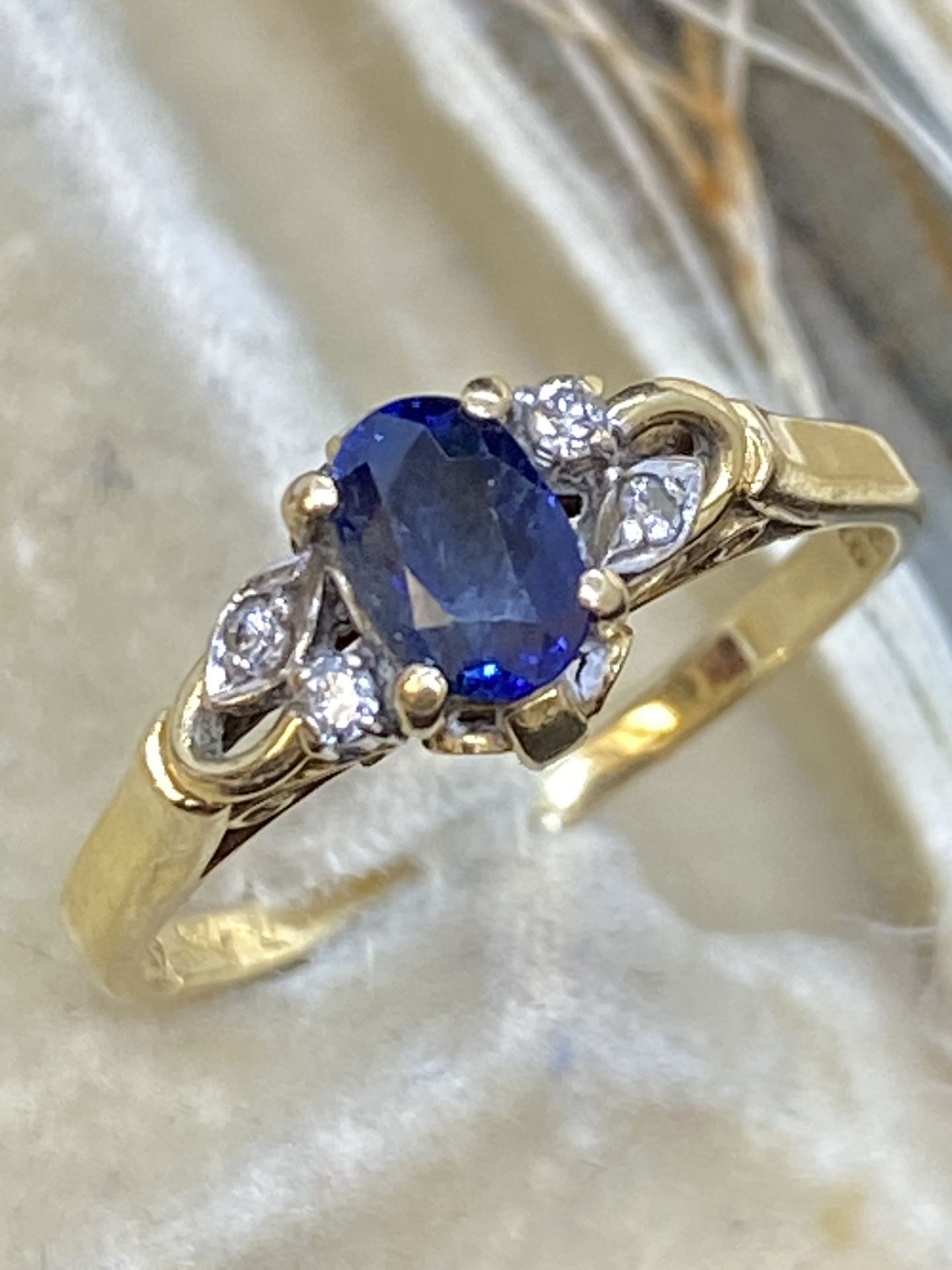 18ct GOLD 0.88ct SAPPHIRE & DIAMOND RING - Image 2 of 3