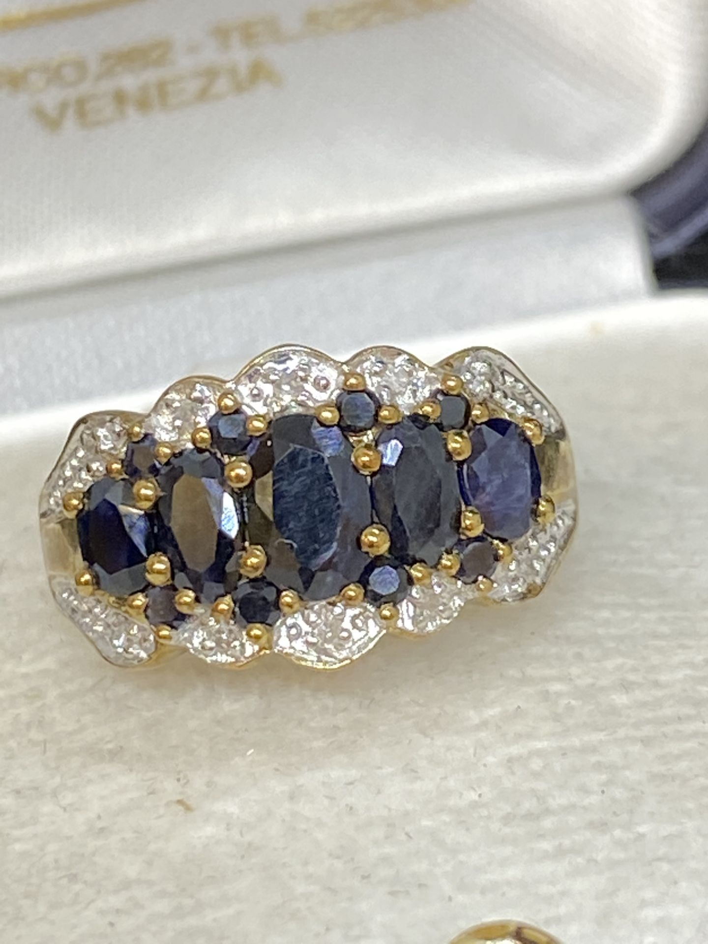 18ct GOLD 1.50ct BLUE SAPPHIRE & 0.30ct DIAMOND RING