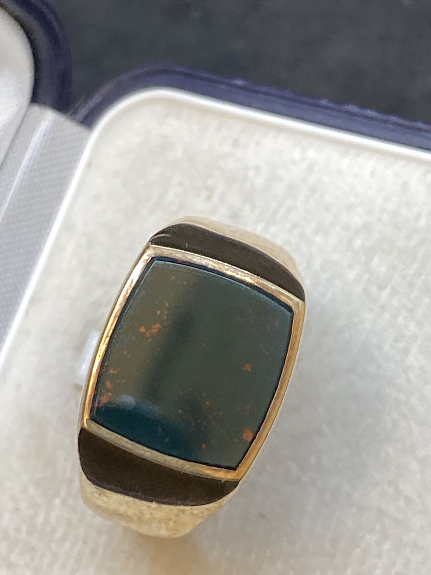 9ct GOLD GENTS SIGNET RING - 7 GRAMS - Image 3 of 4