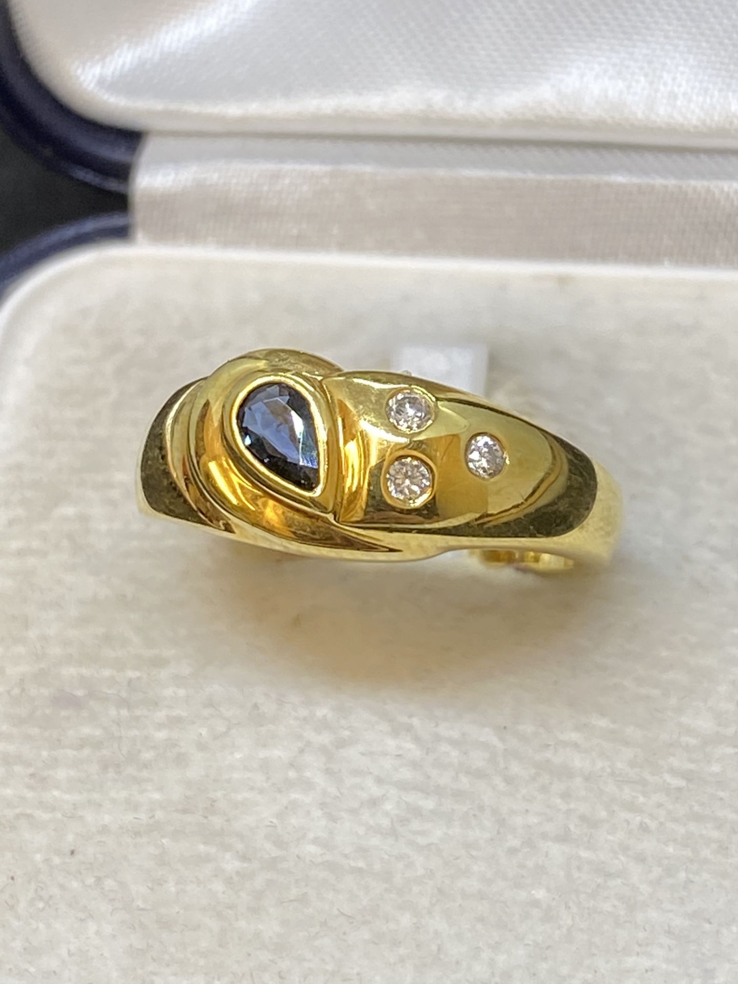 18ct GOLD SAPPHIRE & DIAMOND SET RING - 5.5 GRAMS