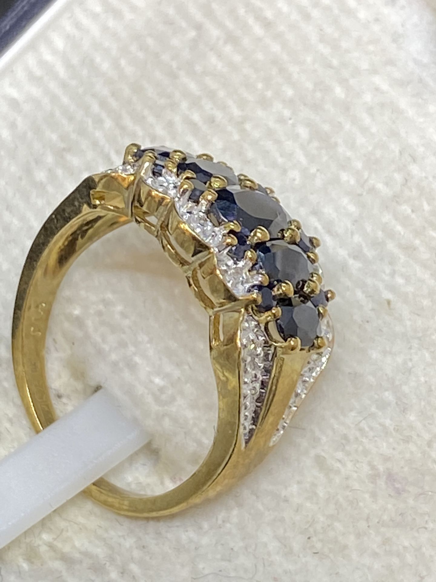 18ct GOLD 1.50ct BLUE SAPPHIRE & 0.30ct DIAMOND RING - Image 2 of 4
