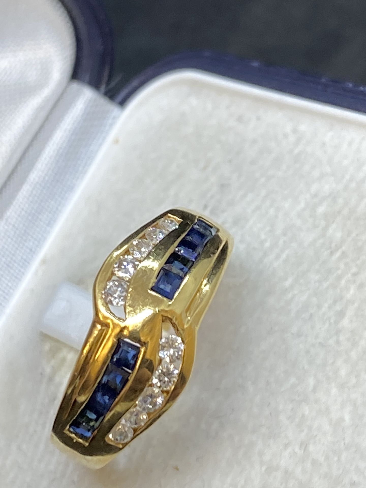 18ct GOLD SAPPHIRE & DIAMOND SET RING - 4 GRAMS