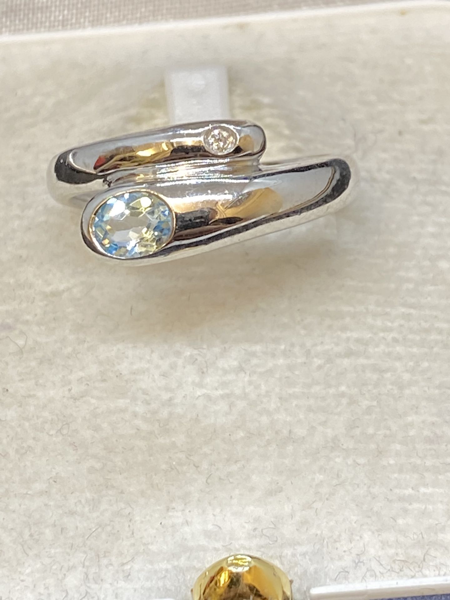 18ct GOLD BLUE TOPAZ & DIAMOND SET RING - 4 GRAMS - Image 4 of 4