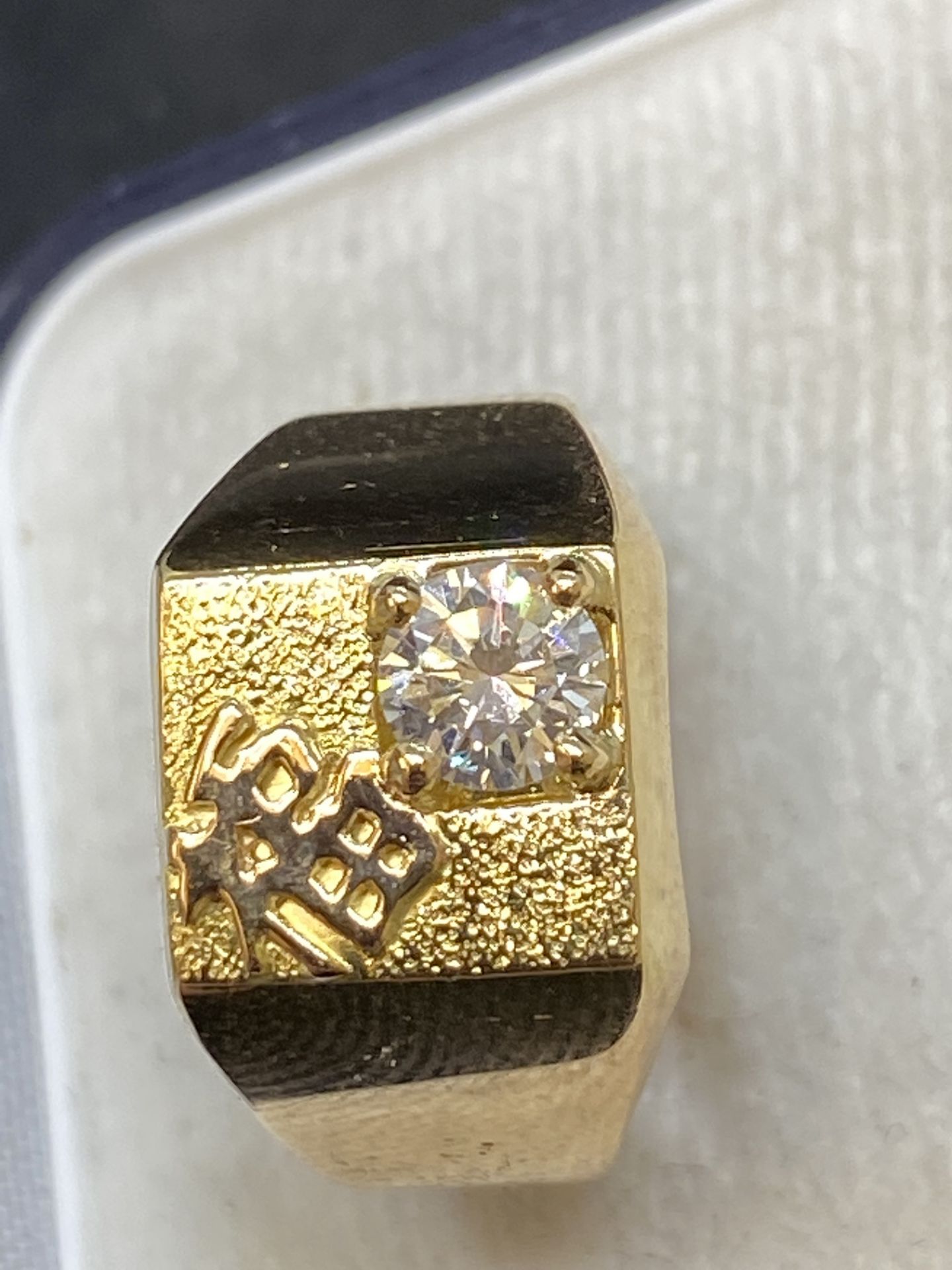 YELLOW METAL CHINESE WRITING WITH 0.60ct G/VS DIAMOND SET RING - TESTED AS 18ct GOLD - 9 GRAMS - Image 3 of 5